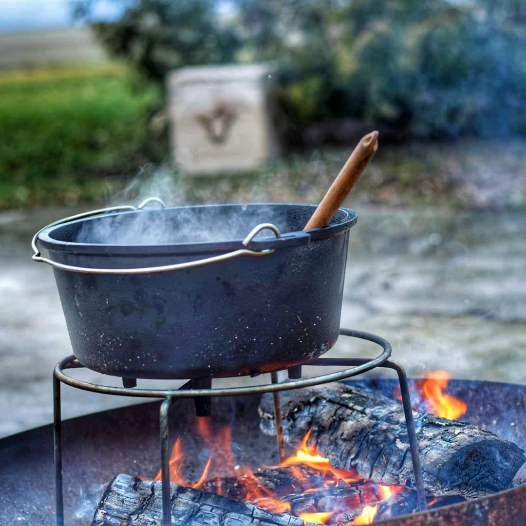 BBQ-Toro 6-piece dutch oven set in wooden box, cast iron, pre-seasoned, with cooking pot, saucepan, grill rack, tripod and more