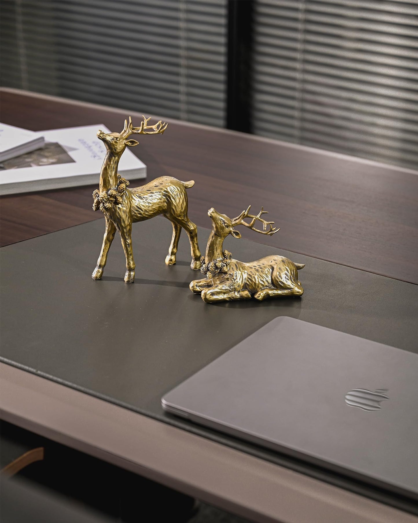 DN DECONATION 2pcs Gold Christmas Reindeer Figurines, Tabletop Reindeer Christmas Decor Indoor, Small Resin Xmas Brass Deer Decorations for Home Mantel Decor