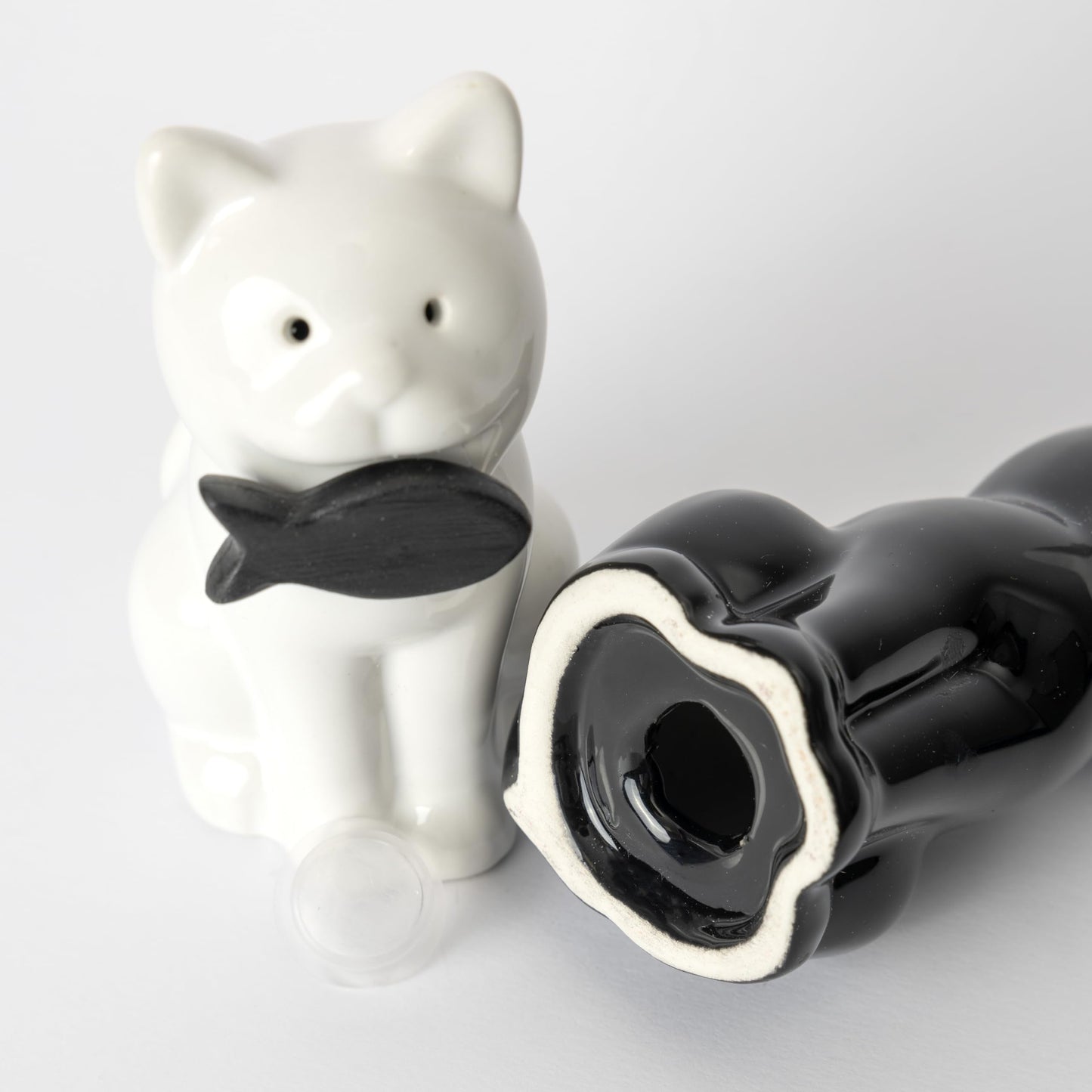 Fisura - Original salt and pepper shaker "cat". Salt and pepper set for the table in the shape of a cat. Set of ceramic salt and pepper shakers. 2 pieces. 1,97 x 3,54