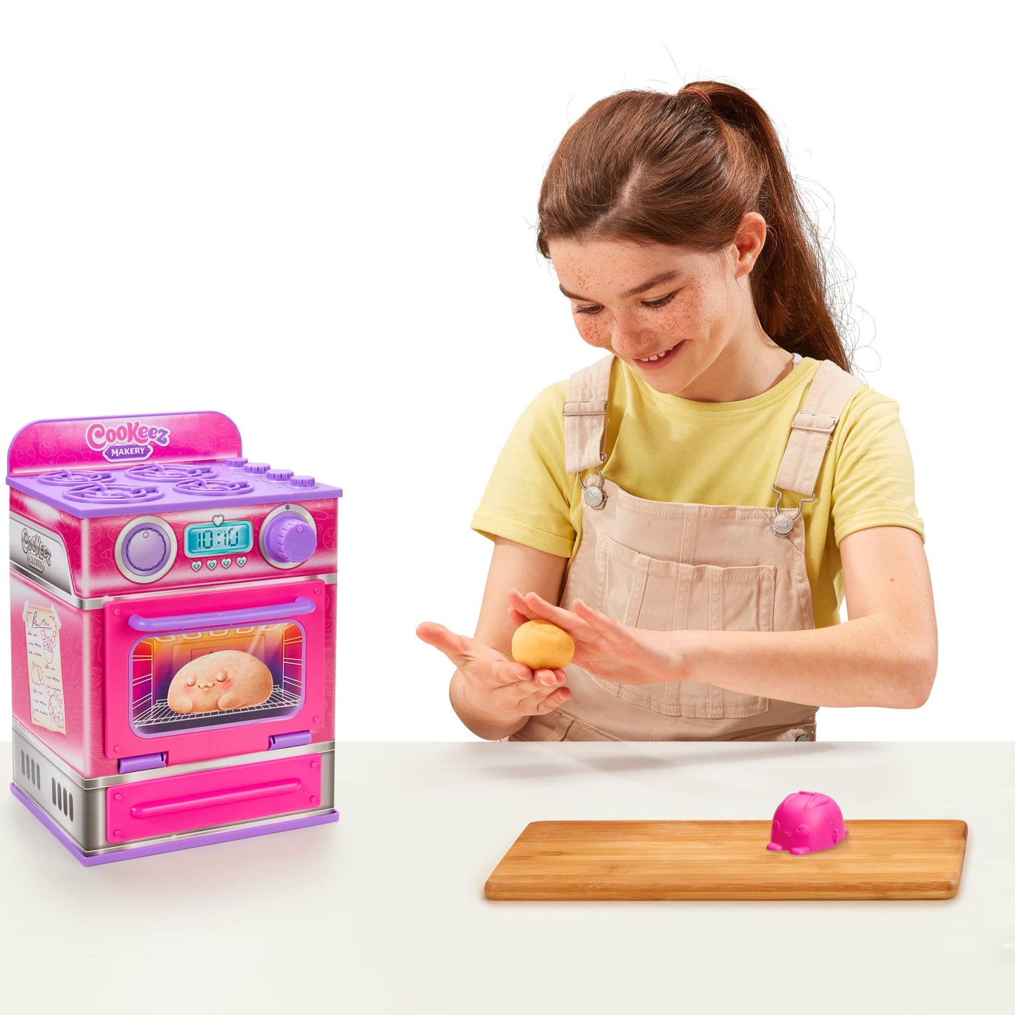 Cookeez Makery Cinnamon Treatz Oven – Interactive Bake & Reveal Oven Playset with Mystery Scented Plush (Cinnamon Pooch, Fondant Feline, or Strawberry Swirl), Mixing Tools, Dough, & Accessories, 5+