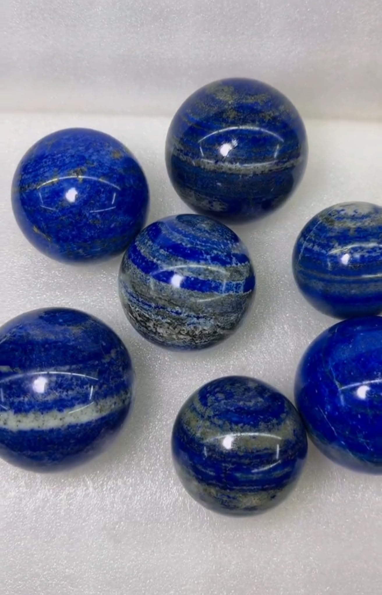 AierCrystal Natural Stone Crystal Sphere Feng Shui Home Decoration Ball Positive Energy Scrying Orb for Meditation Tool for Spiritual Space Purification Globe Diameter 4-5cm Lapis Lazuli Sphere