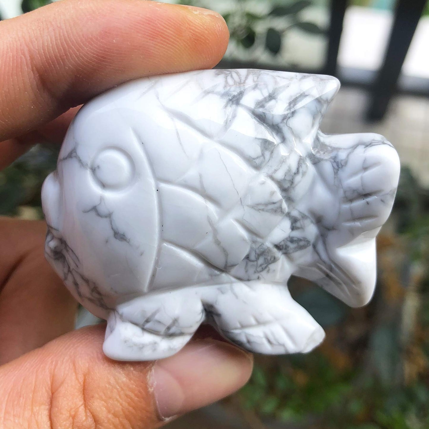 Fekuar Hand Carved White Howlite Turquoise Fish Figurine, Healing Crystal Animal Statue Pocket Stone Reiki Home Decoration Fengshui Sculpture 2 Inches