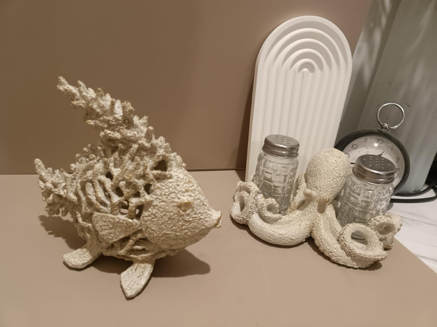 NVSHIQWEI Octopus Salt and Pepper Shaker Set with Holder, Decorative Coral Art Glass Shakers, Kitchen and Dining Table Decor