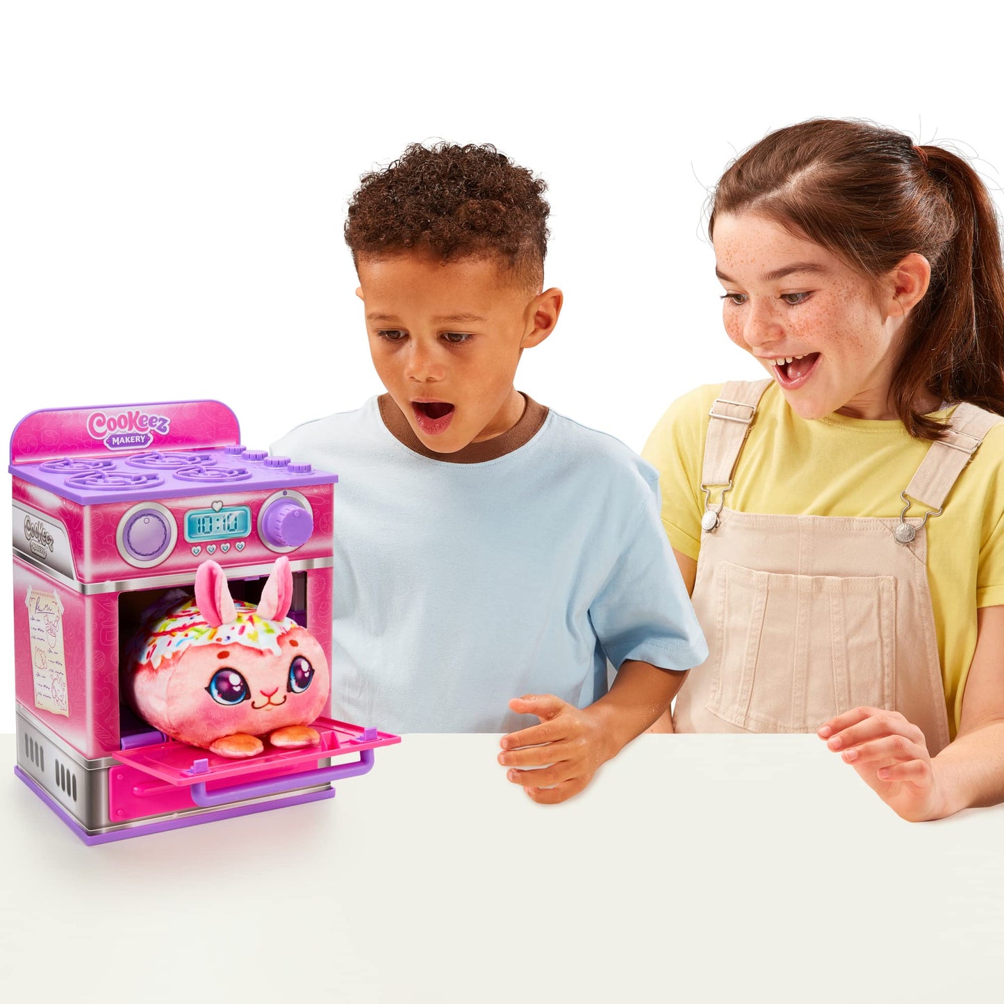 Cookeez Makery Cinnamon Treatz Oven – Interactive Bake & Reveal Oven Playset with Mystery Scented Plush (Cinnamon Pooch, Fondant Feline, or Strawberry Swirl), Mixing Tools, Dough, & Accessories, 5+