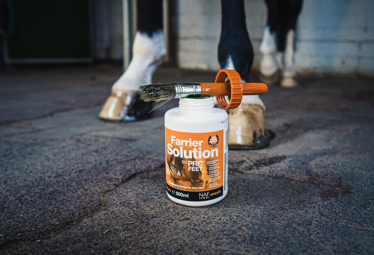 NAF Profeet Farrier Solution 500ml – Hoof Dressing for Horses – Nourishes, Protects & Strengthens Hooves – With Natural Oils & Antibacterial Agents – Easy Brush-On Application