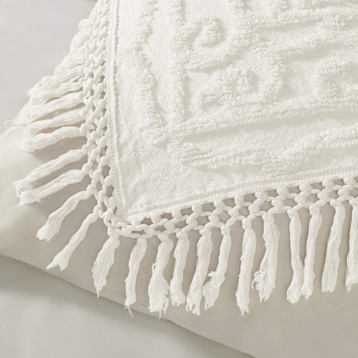 Madison Park Laetitia Lightweight 100% Cotton Quilt Set, Breathable Chenille Tufted, Shabby Chic Boho Medallion Design, Sham, Floral Ivory w/ Tassels, King/California King (104 in x 92 in) 3 Piece