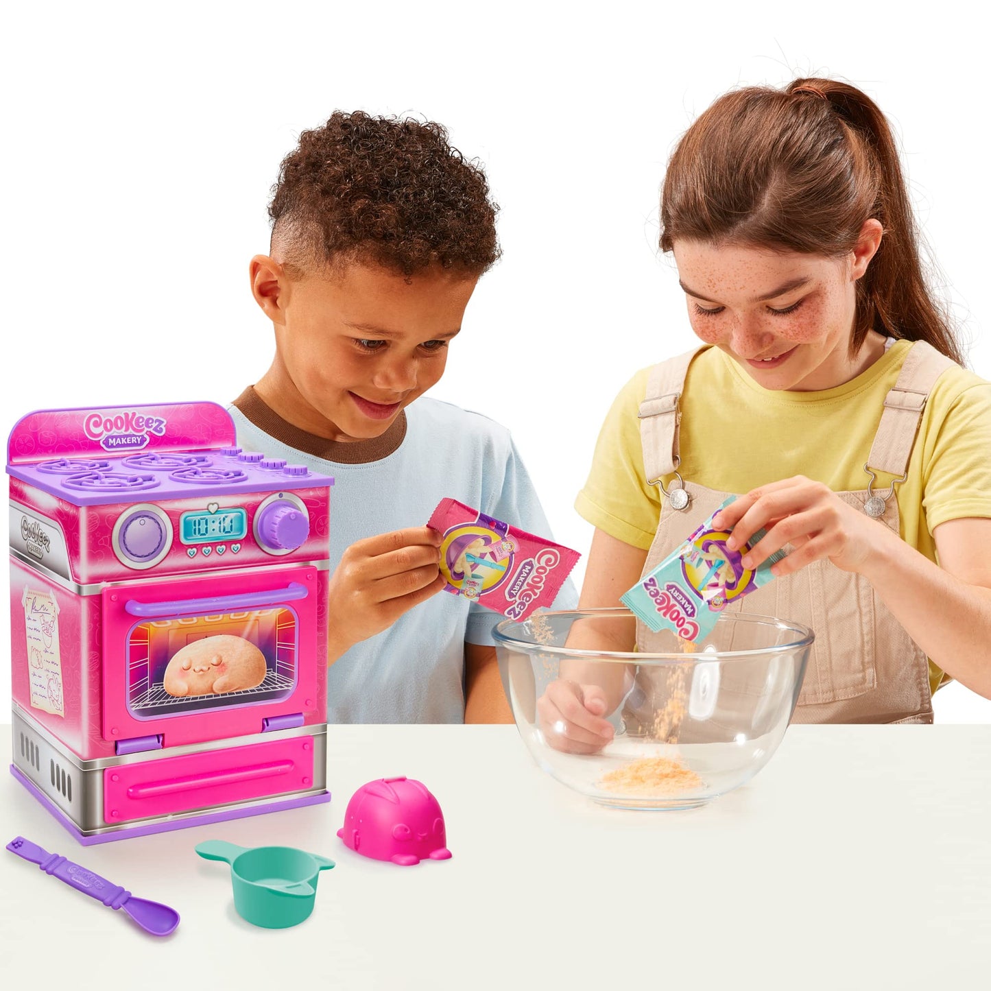 Cookeez Makery Cinnamon Treatz Oven – Interactive Bake & Reveal Oven Playset with Mystery Scented Plush (Cinnamon Pooch, Fondant Feline, or Strawberry Swirl), Mixing Tools, Dough, & Accessories, 5+
