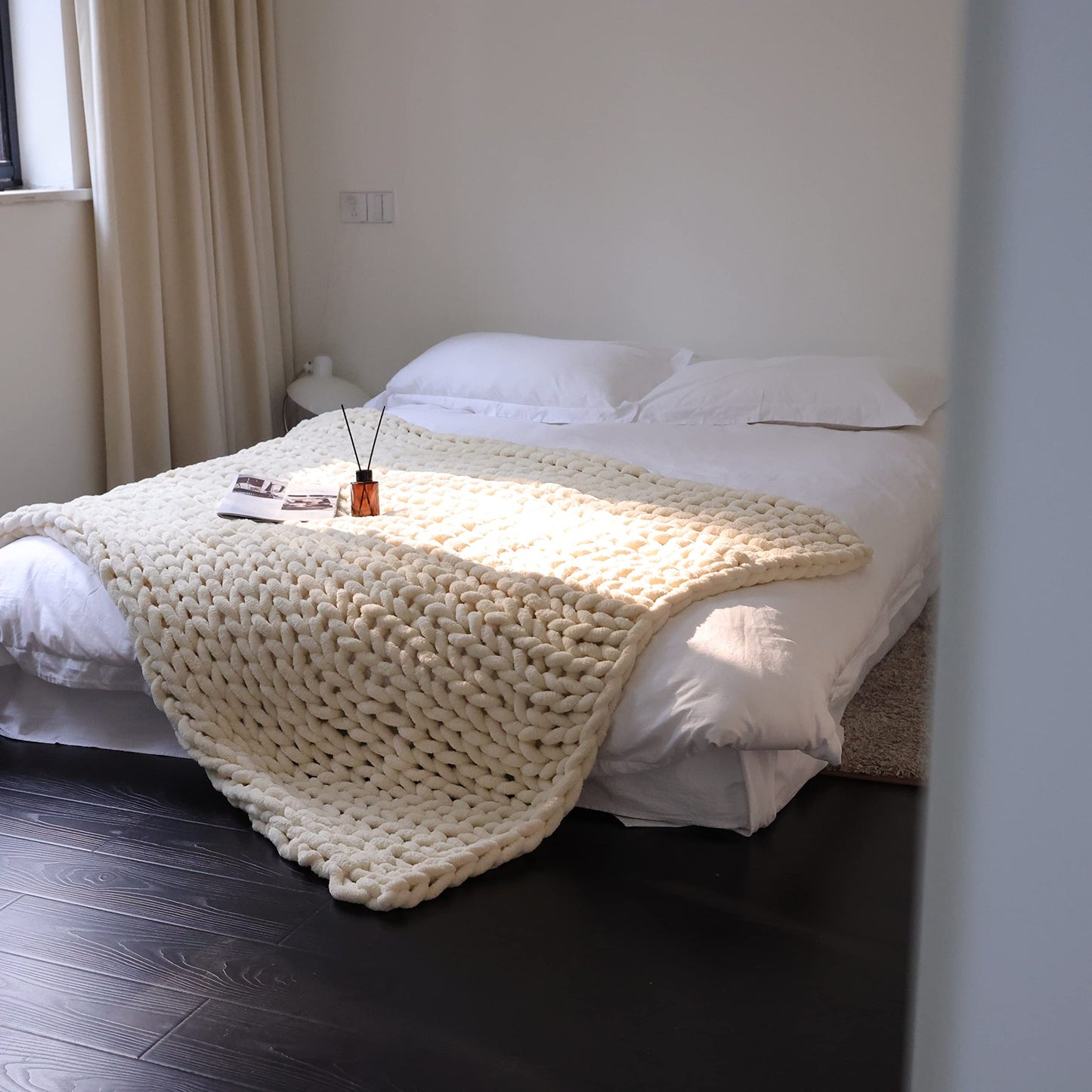 Maetoow Chenille Chunky Knit Blanket Throw (40×50 Inch), Handmade Warm & Cozy Blanket Couch, Bed, Home Decor, Soft Breathable Fleece Banket,Graduation Gifts, Cream