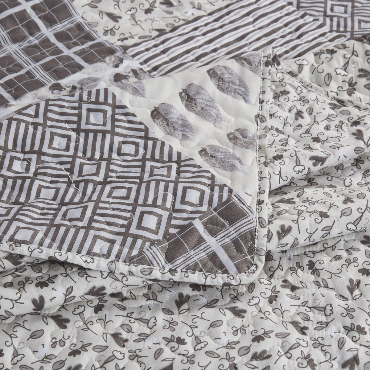 Virah Bella Quilt Bedding Set in Full/Queen Phyllis Dobbs Charming Grays Printed Lightweight Reversible Quilt with 2 Matching Pillow Shams - Cozy & Beautiful Contemporary-Themed Bedding