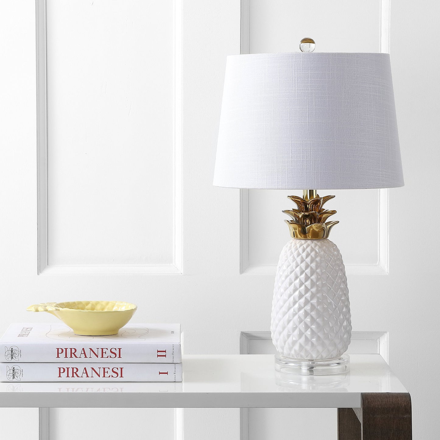 JONATHAN Y 23" White/Gold Pineapple Ceramic Table Lamp for Bedroom Decor, Modern Whimsical Bedside Nightstand Lamp with White Linen Drum Shade and LED Bulb (JYL4019C)