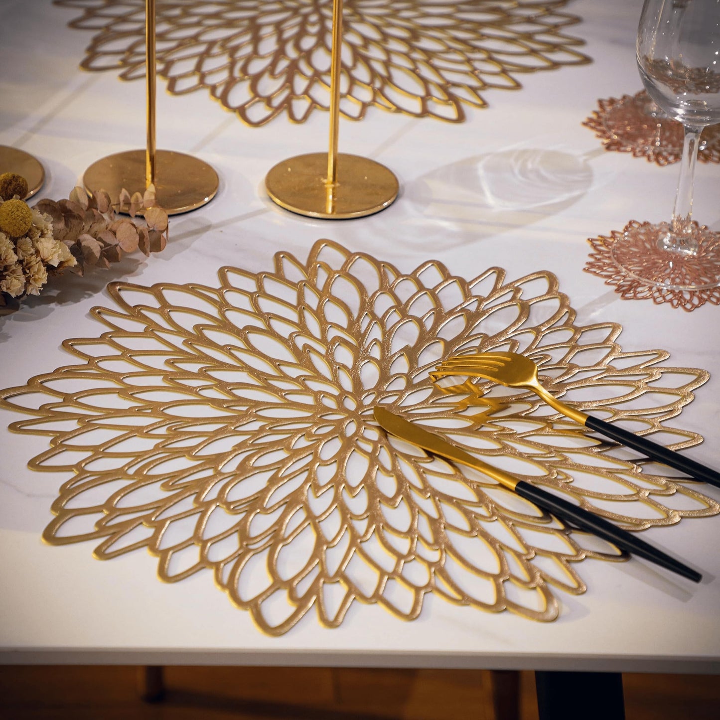 Snowkingdom Pack of 8 Gold Metallic Round Placemats Bulk Round Pressed Vinyl Leaf Dinning Kitchen Table Mats Decoration for Christmas Wedding Thanksgiving Party