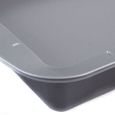 lakeland Traybake Tin – Integral Cutting Guides for Equal Slices