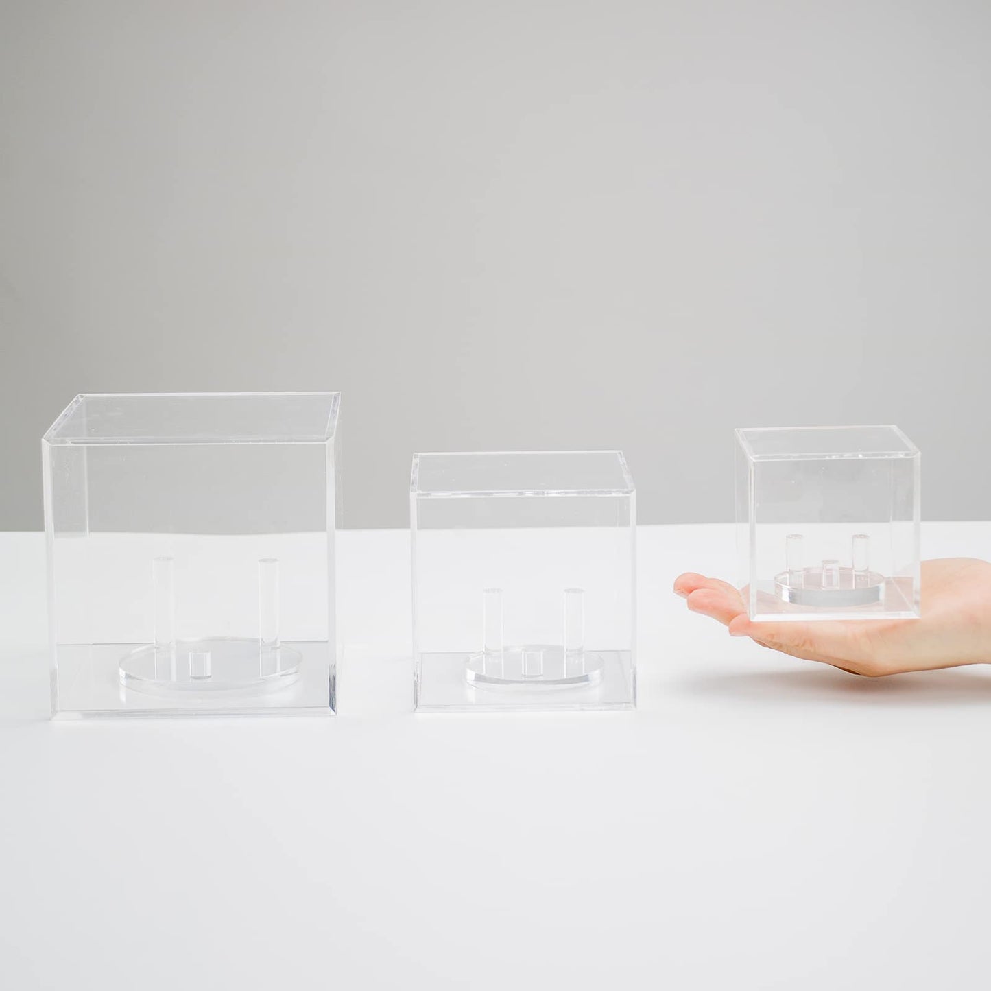 Kcgani 3 Pegs Round Display Easel Stands with Transparent Acrylic Box, Multiple Decoration Storage Case, Small Items Stands for Displaying Collectible Stone Rock Mineral Geodes (Medium-4x4x4in, 1Pcs)