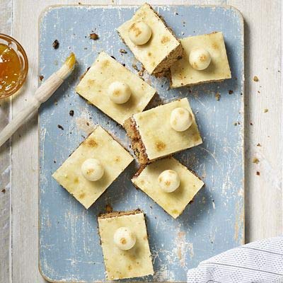 lakeland Traybake Tin – Integral Cutting Guides for Equal Slices