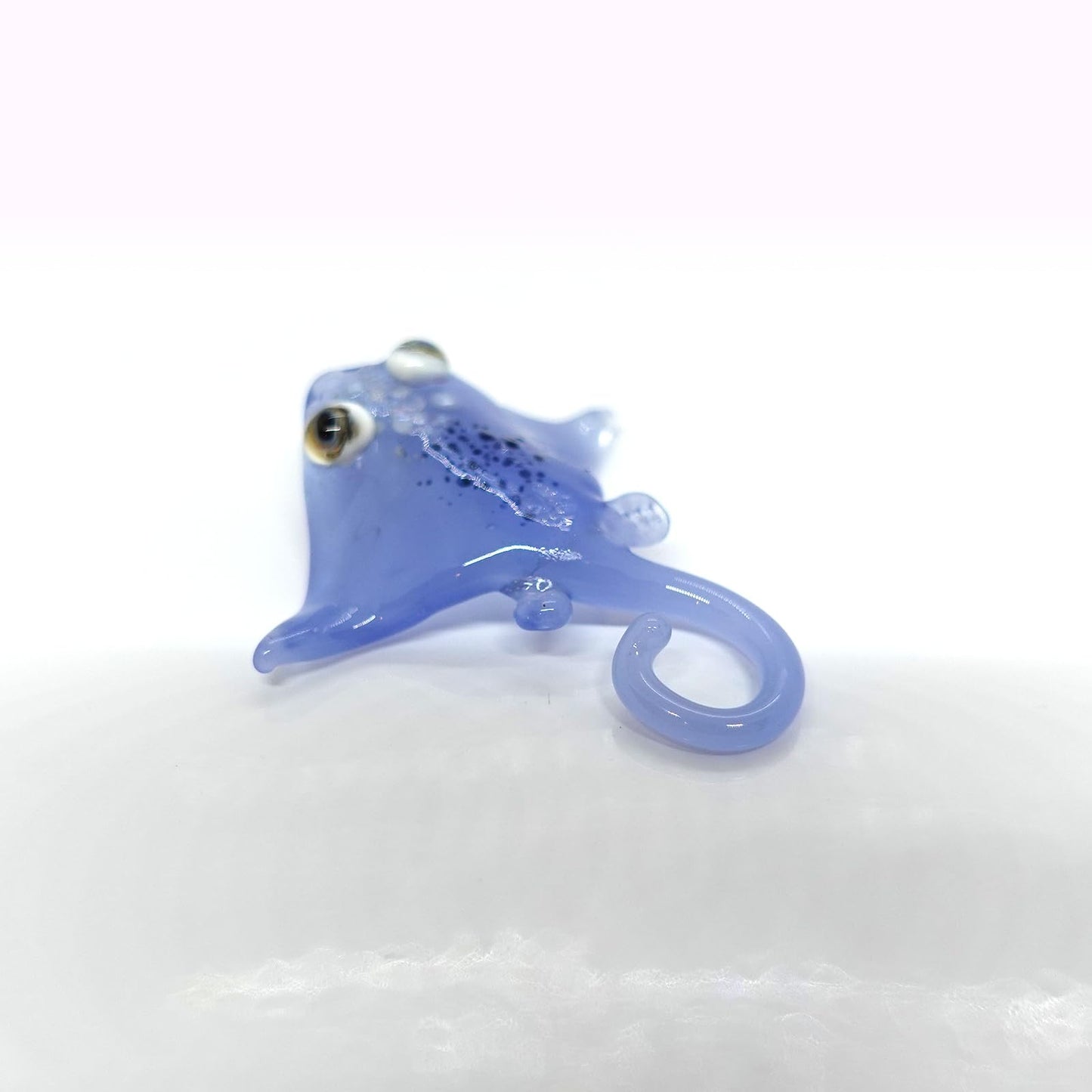 Sansukjai Manta Ray Tiny Miniature Glass Figurine – Handmade 1-Inch Blown Glass Animal – Cute Ocean Decor – Collectible Gift (Clear Blue)