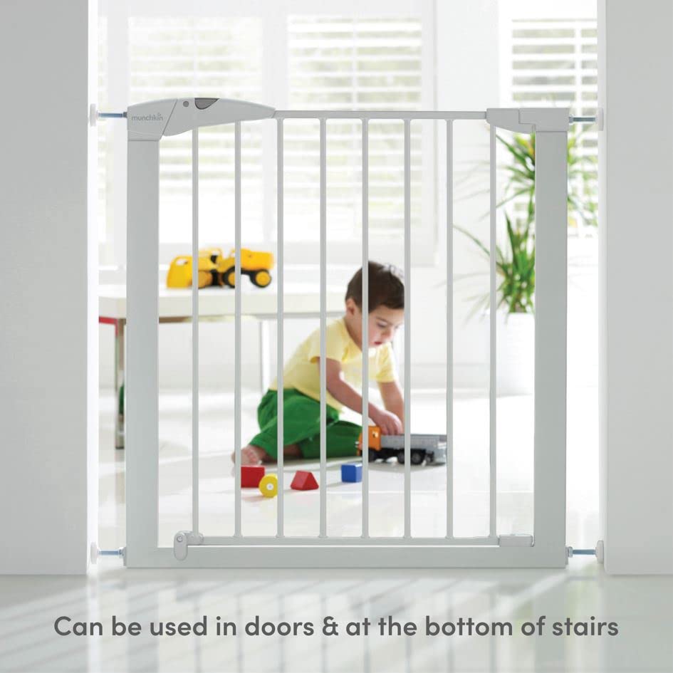 Munchkin Stair Gate Maxi Secure Toddler & Baby Gate 76-82cm extends up to 117cm with separately sold extensions | Pressure Fit Baby Safety & Dog Gate for Doorways | No-Screw Install Child Gate, White