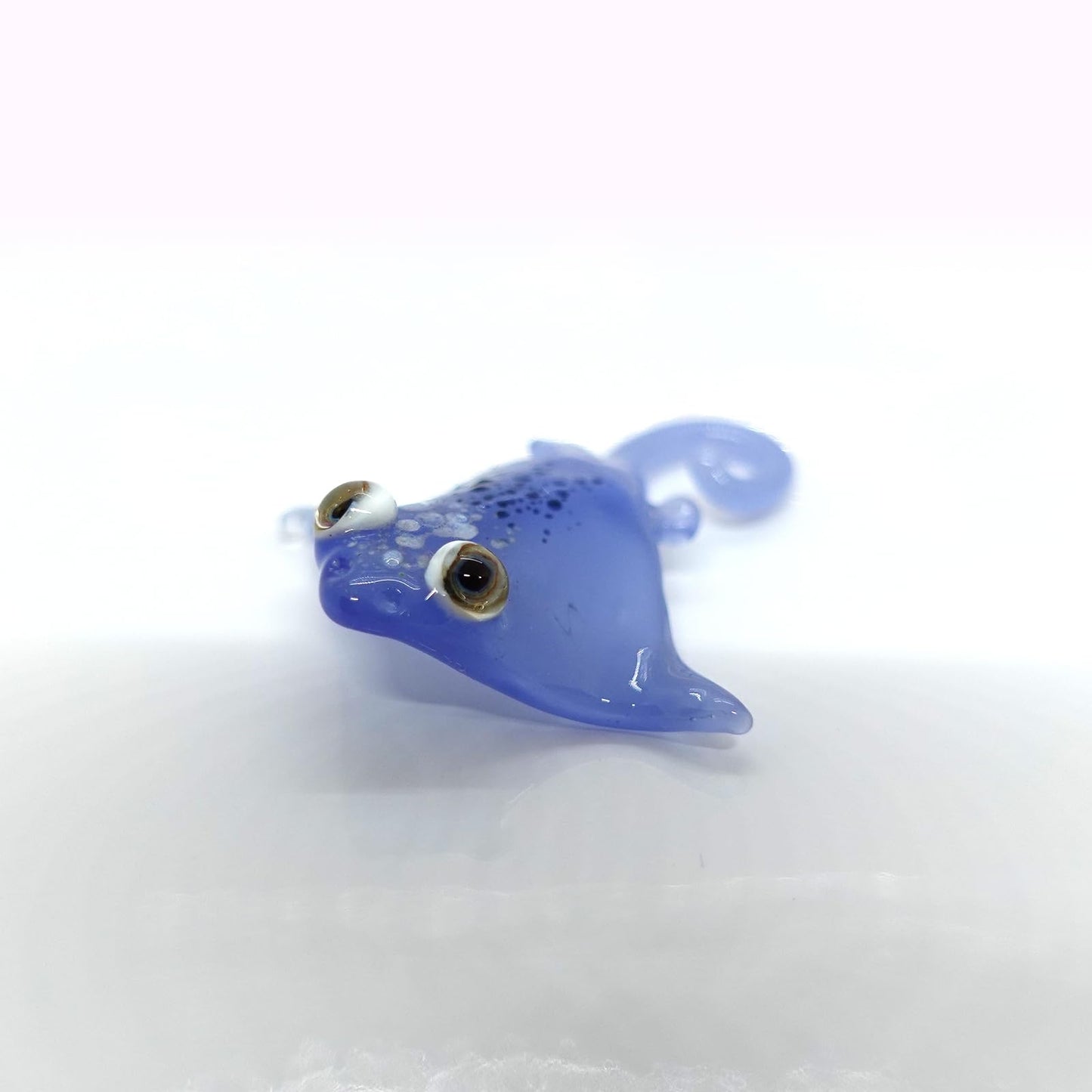 Sansukjai Manta Ray Tiny Miniature Glass Figurine – Handmade 1-Inch Blown Glass Animal – Cute Ocean Decor – Collectible Gift (Clear Blue)