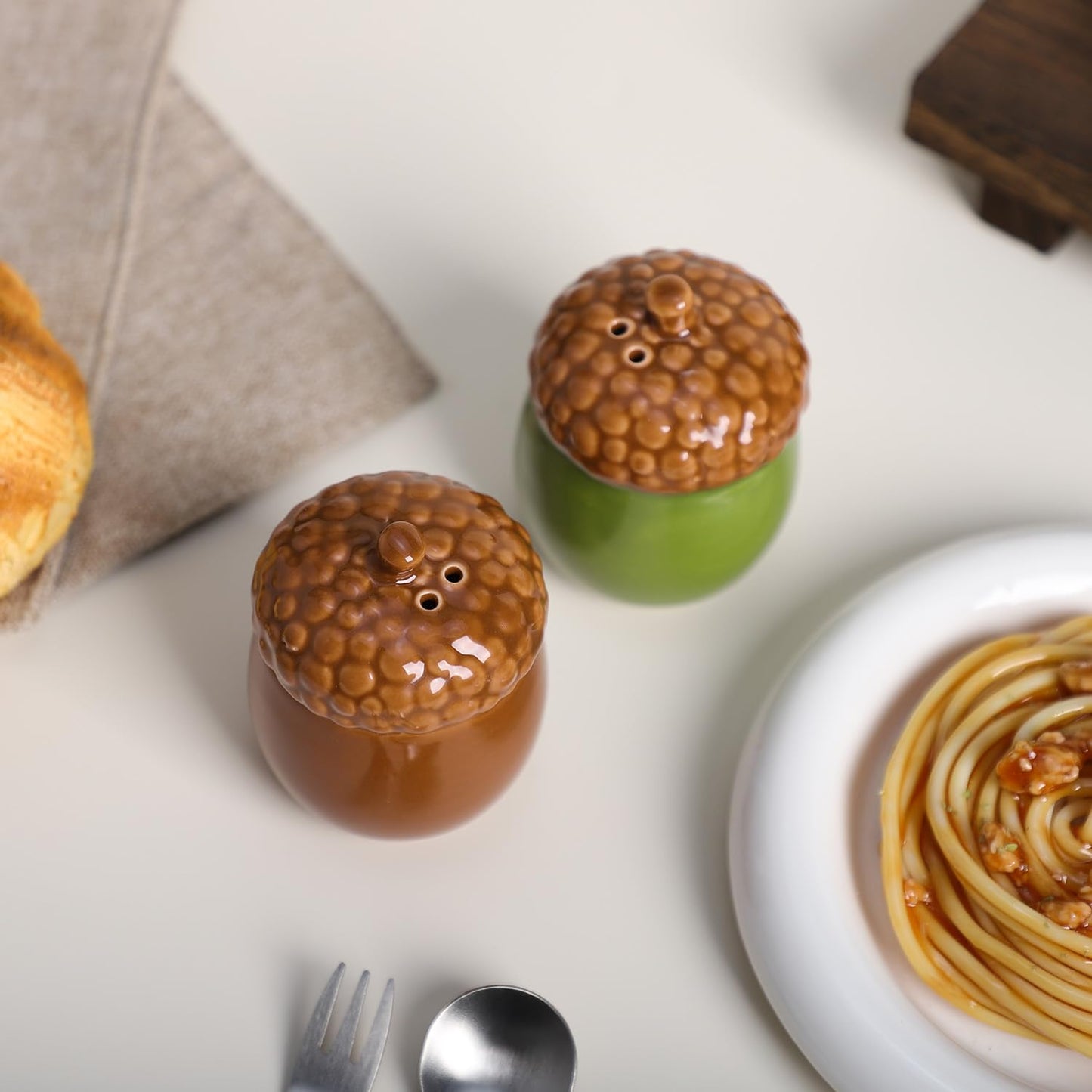 Gaolinci Acorn Salt and Pepper Shakers, Ceramic Salt and Pepper Shakers Set, Table Decoration