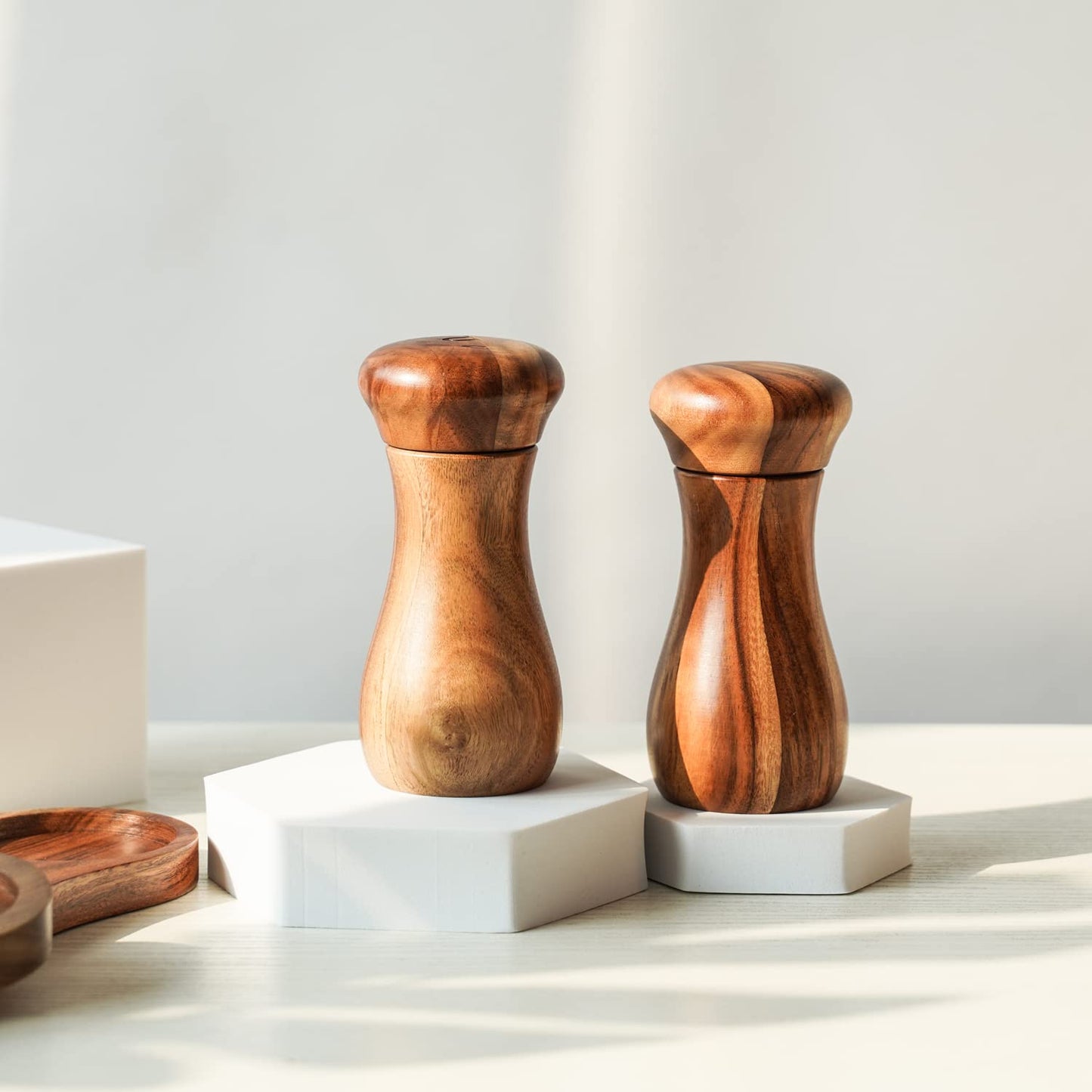DeroTeno Salt and Pepper Grinder Set with Mill Tray, Set of 2 Salt and Pepper Mill with Ceramic Grinder Acacia Wood, Height 13 cm / 5 inch, Dia 6 cm