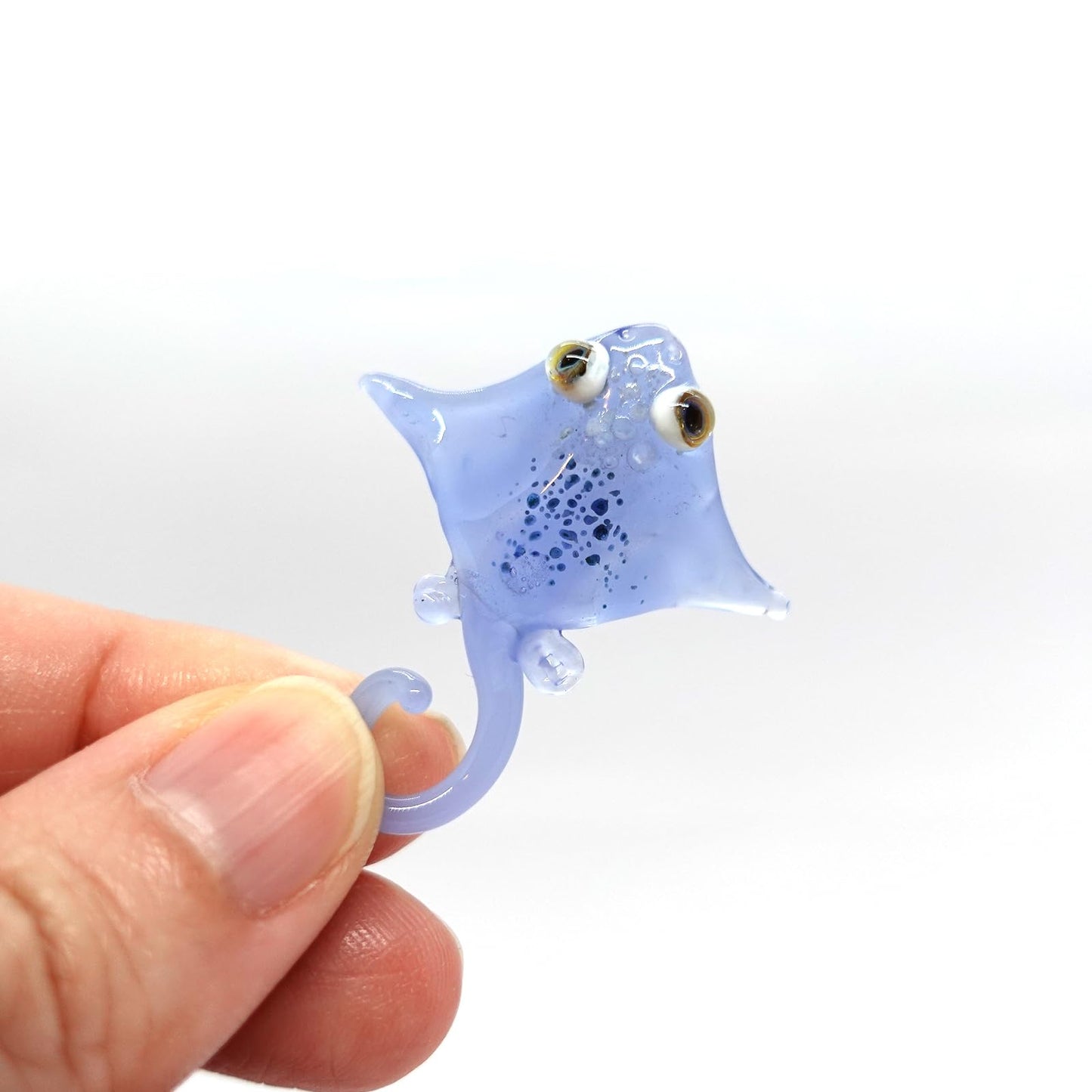 Sansukjai Manta Ray Tiny Miniature Glass Figurine – Handmade 1-Inch Blown Glass Animal – Cute Ocean Decor – Collectible Gift (Clear Blue)