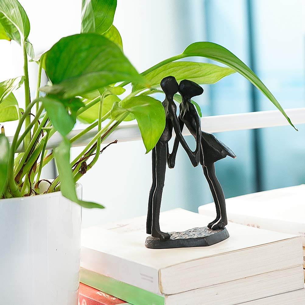 Aoneky Affectionate Couple Art Iron Sculpture, 6 Years of Love Wedding Passionate Love Figurine Statue Romantic Metal Ornament Mantelpiece Table Decoration (Hold Hands Kiss)