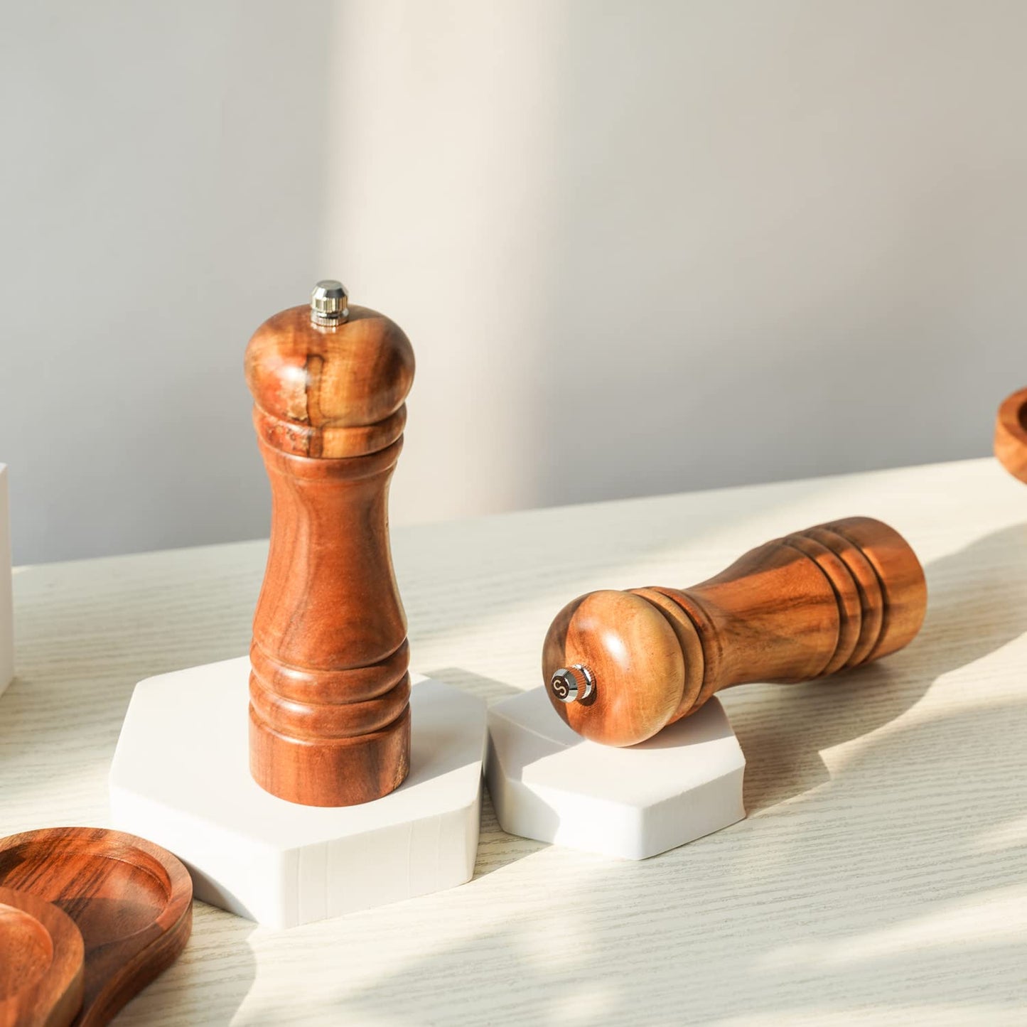 DeroTeno Salt and Pepper Mill Set, Set of 2 Salt and Pepper Grinder with Ceramic Grinder, Acacia Wood, Height 16.5 cm / 6 inch ((Tray is not Included)