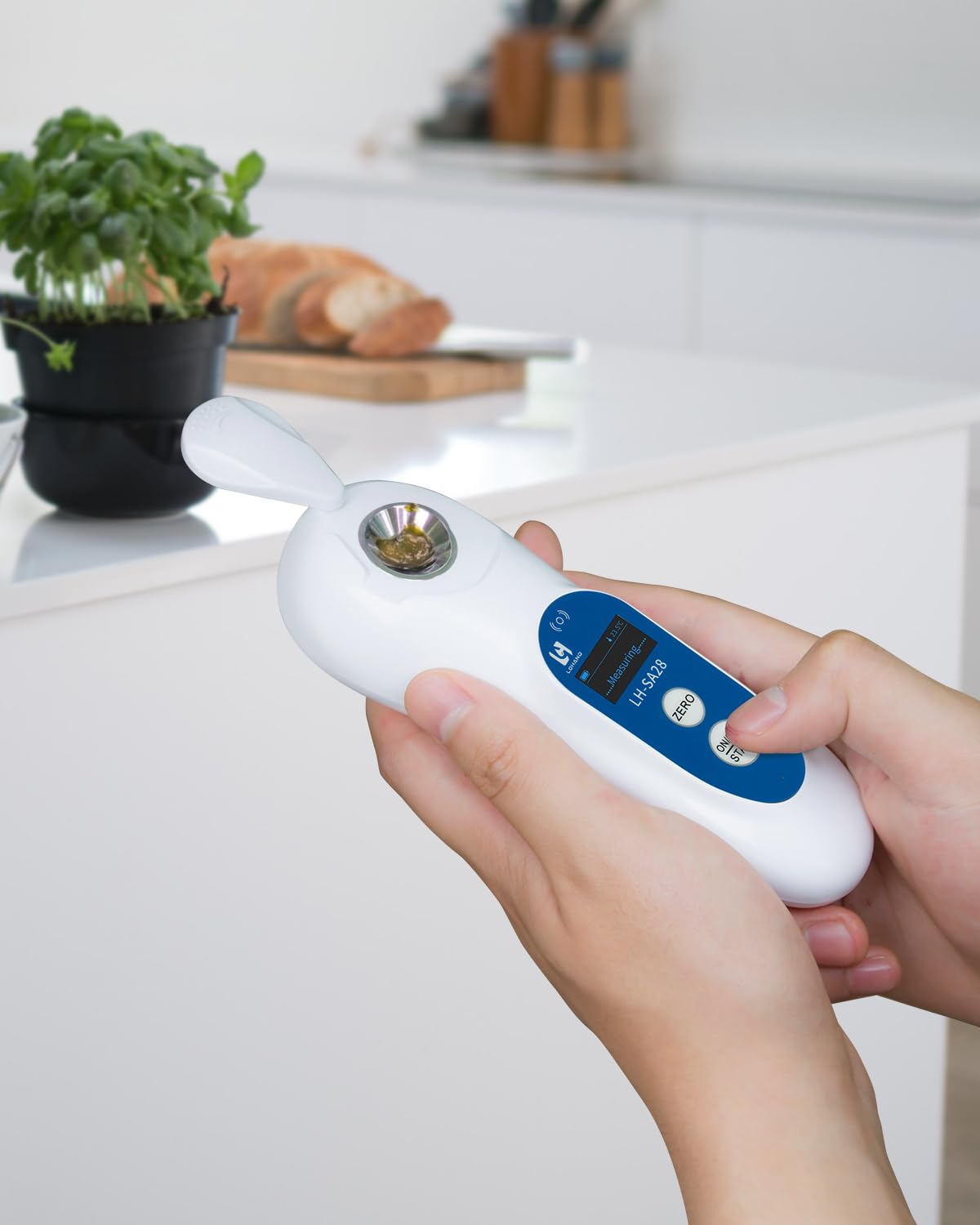 3-in-1 Digital Salinity Refractometer with ATC/Refractive Index(RI), Accurate Measurement with Precision Light-Blocking Cover, Fast Touchscreen Test Spoon Meat/Aquarium/Saltwater, Salt Content:0-28%