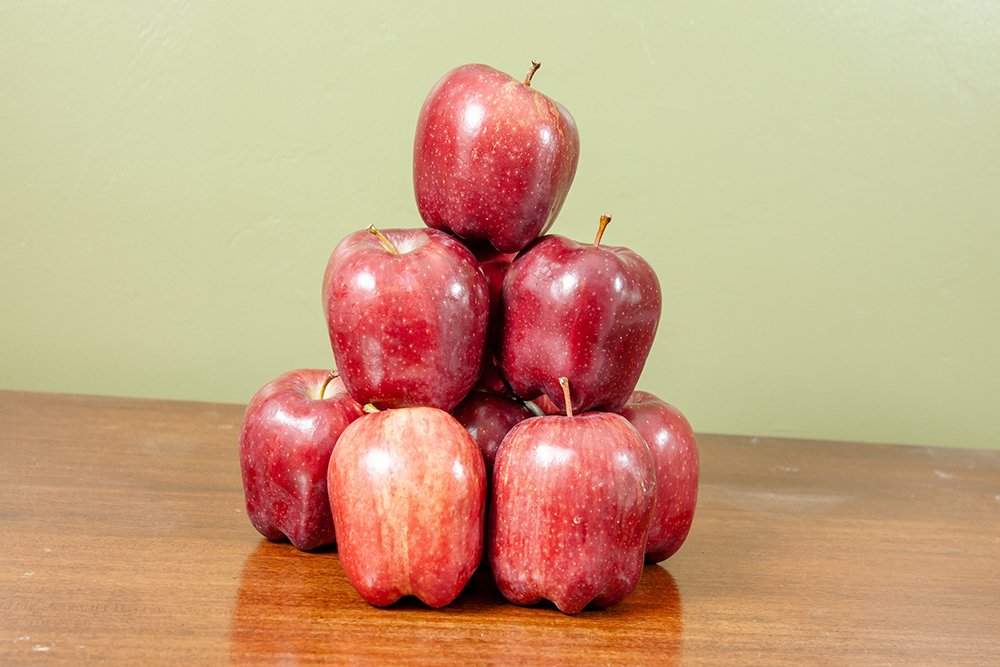 RED Delicious Apple Tree - Size: 5-6 ft, Live Plant, Includes Special Blend Fertilizer & Planting Guide