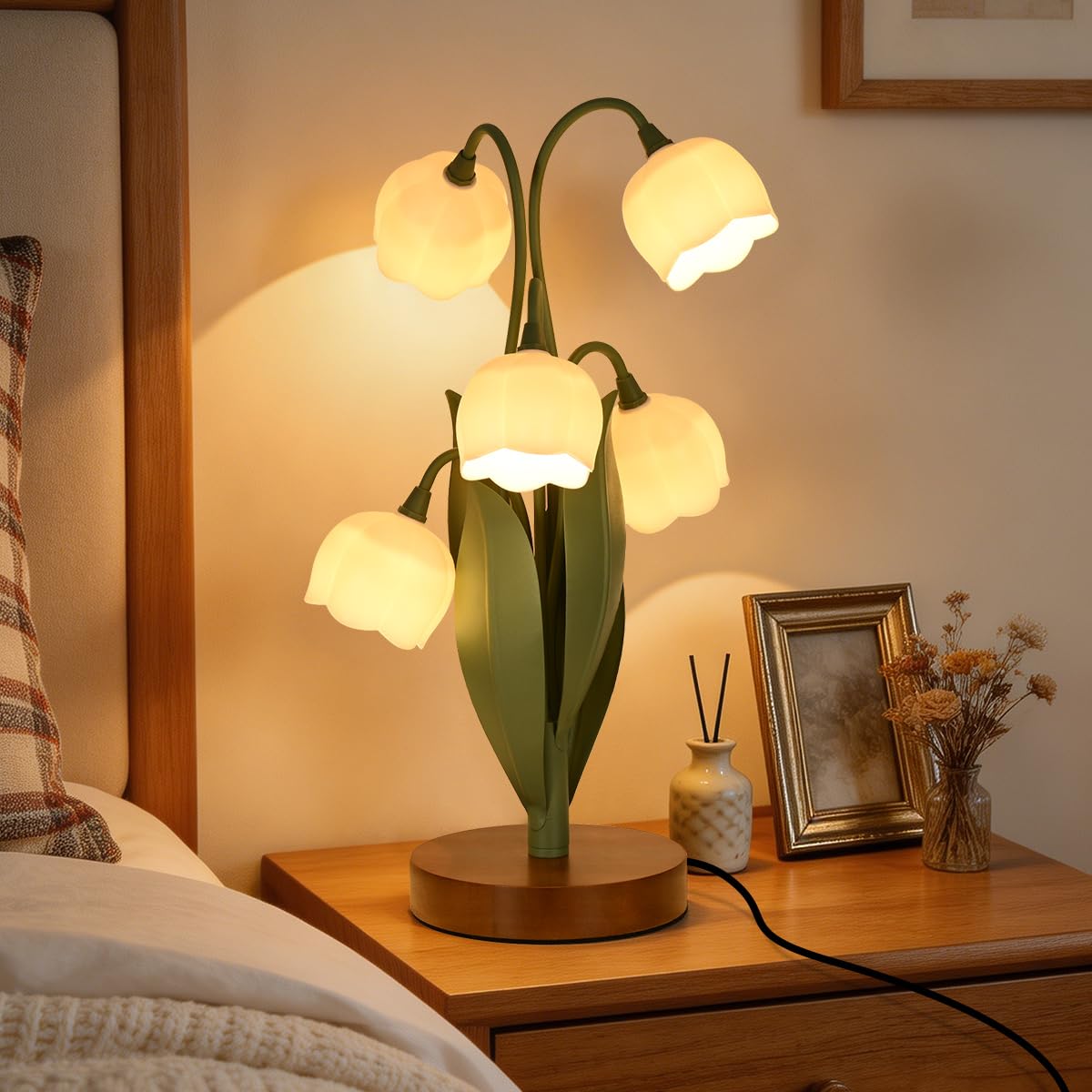 Flower Table Lamp for Bedroom, Cute Flower Reading Light with 5 White Lily of The Valley, Desk Lamp Bedside Lamps for Nightstands Home Decor,Soft Reading Night Light for Bedroom Living Room Office