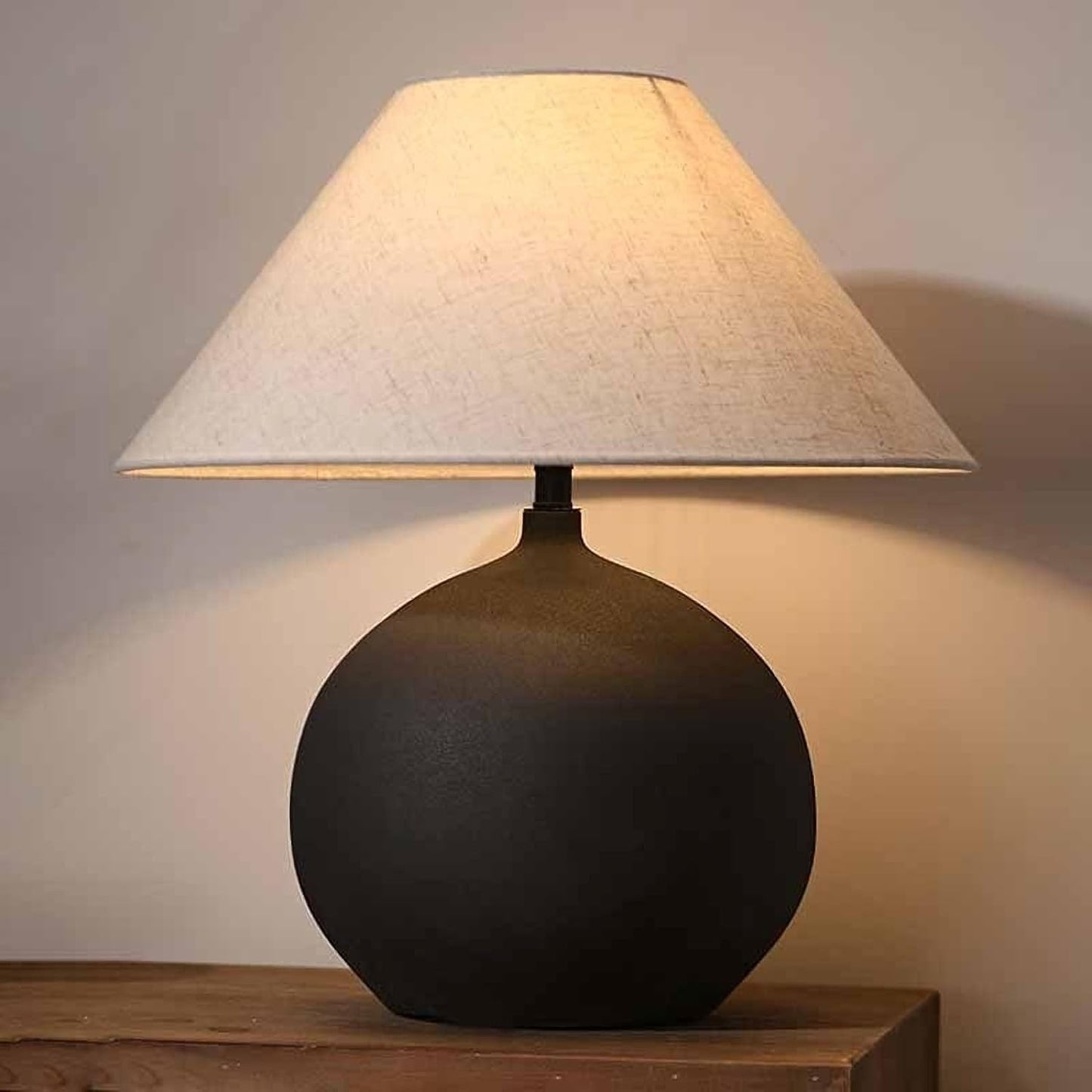 SANDYHA Rustic Round Black Ceramic Table Lamp 17.7'' Tall Farmhouse Black Crock Pot Desk Lamp Body with Tapered Fabric Shade Bedside Lamp for Living Room Bedroom House Office Entryway