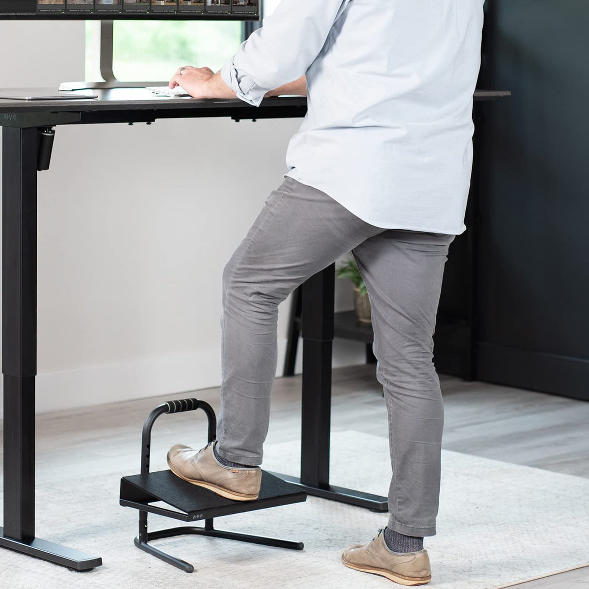 VIVO Ergonomic Height Adjustable Foot Rest Relief Platform, Elevated Stool for Comfortable Sit to Stand Workstation, Non-Slip Surface, Portable, Home Office Classroom Use, Black, STAND-FT01