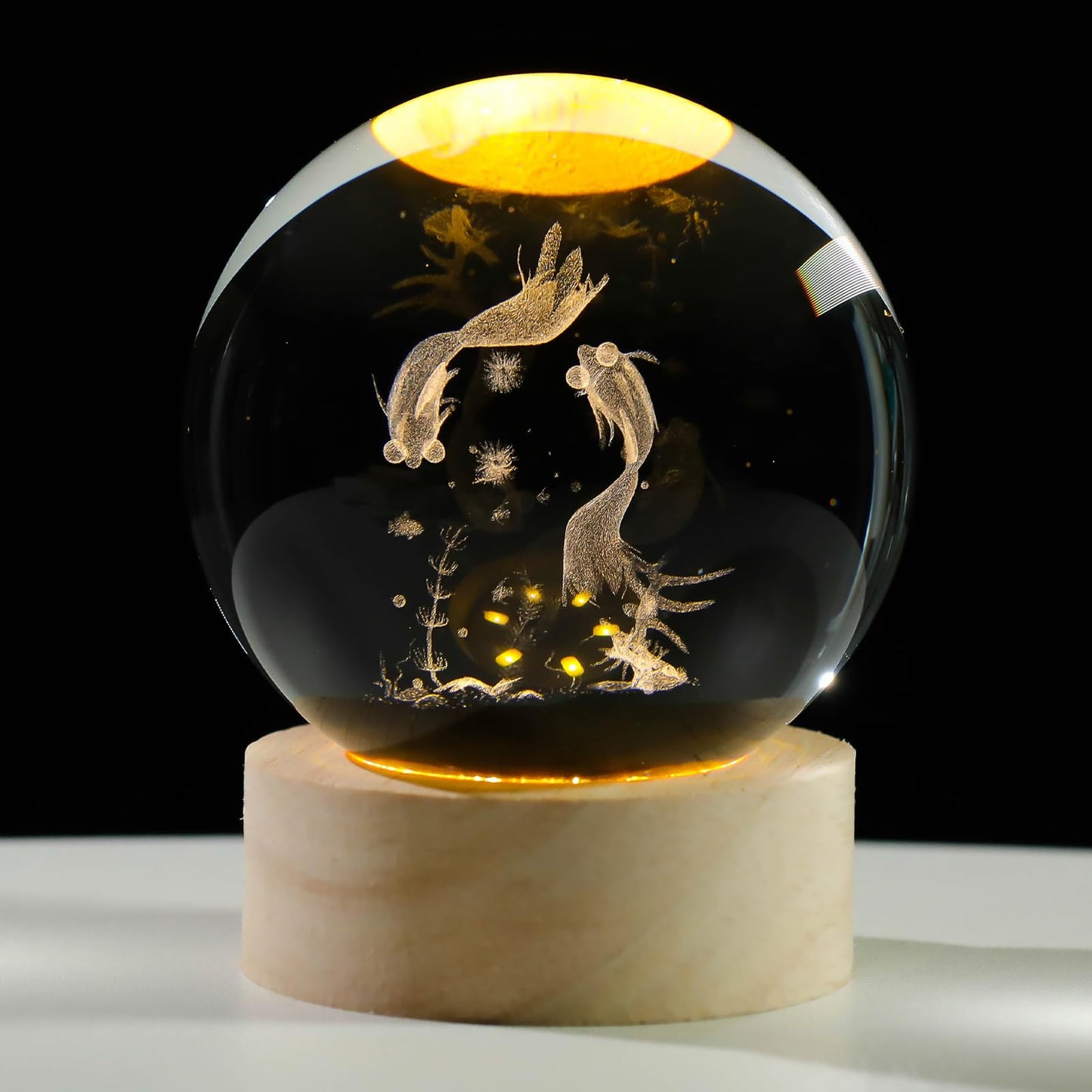 Arikyrist 3D Goldfish Crystal Ball Night Light, Crystal Goldfish Figurines with Wooden Base Gifts for Women and Kids, 3D Laser Engraved Glass Sphere Paperweight Decor for Home Office.
