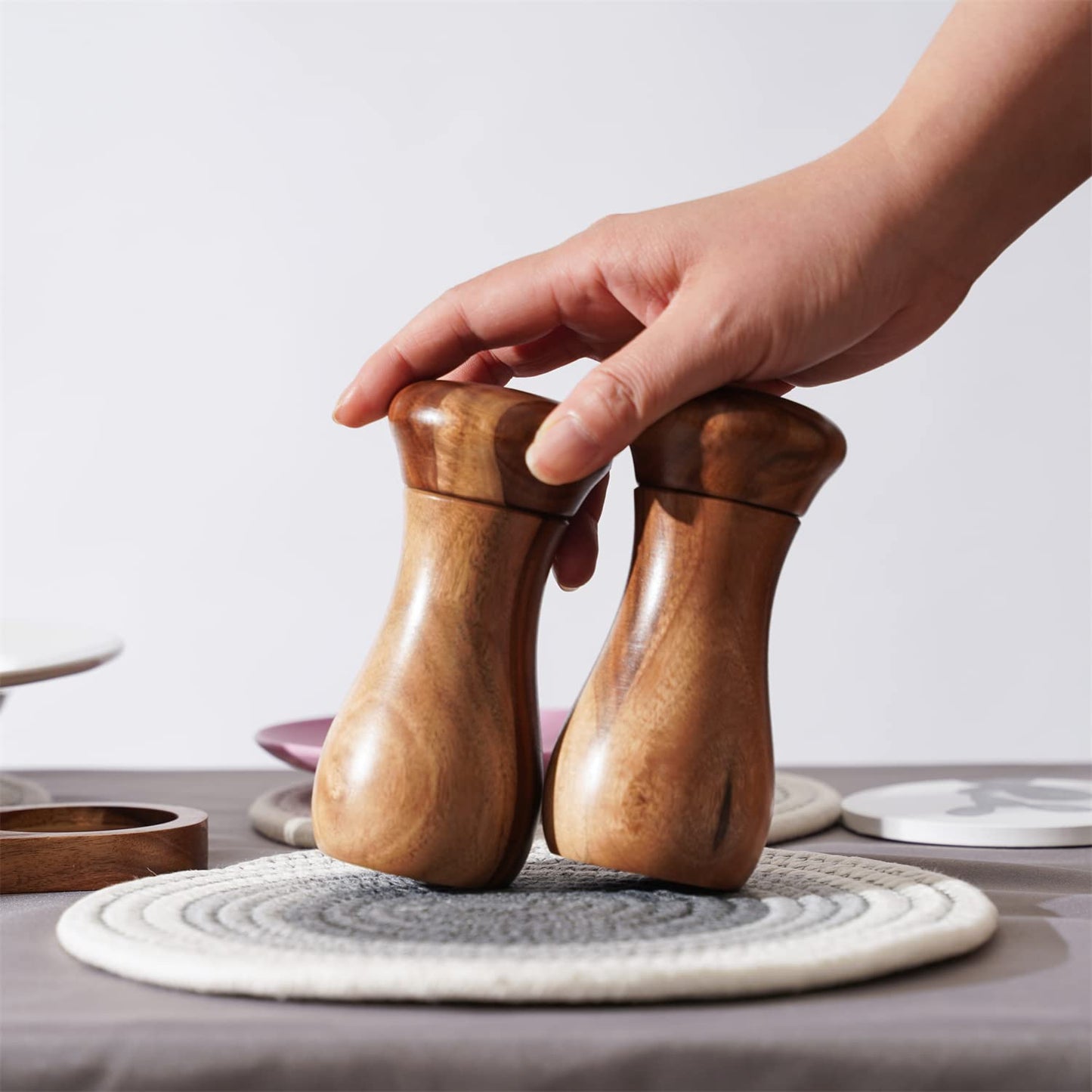 DeroTeno Salt and Pepper Grinder Set with Mill Tray, Set of 2 Salt and Pepper Mill with Ceramic Grinder Acacia Wood, Height 13 cm / 5 inch, Dia 6 cm