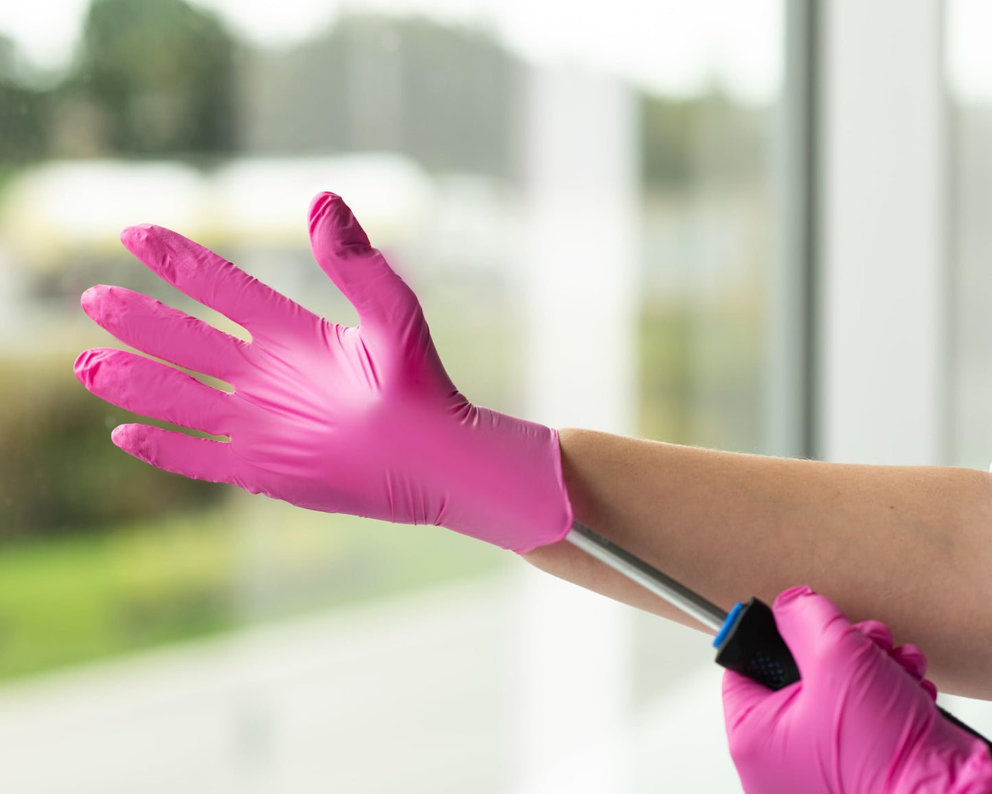 FRAMAR Pink Gloves Disposable Medium – Powder Free Nitrile, Latex Free Gloves Medium Disposable For Hair Dye, Tattoo, Cleaning – Extra Durable and Resistant – 100 Pack