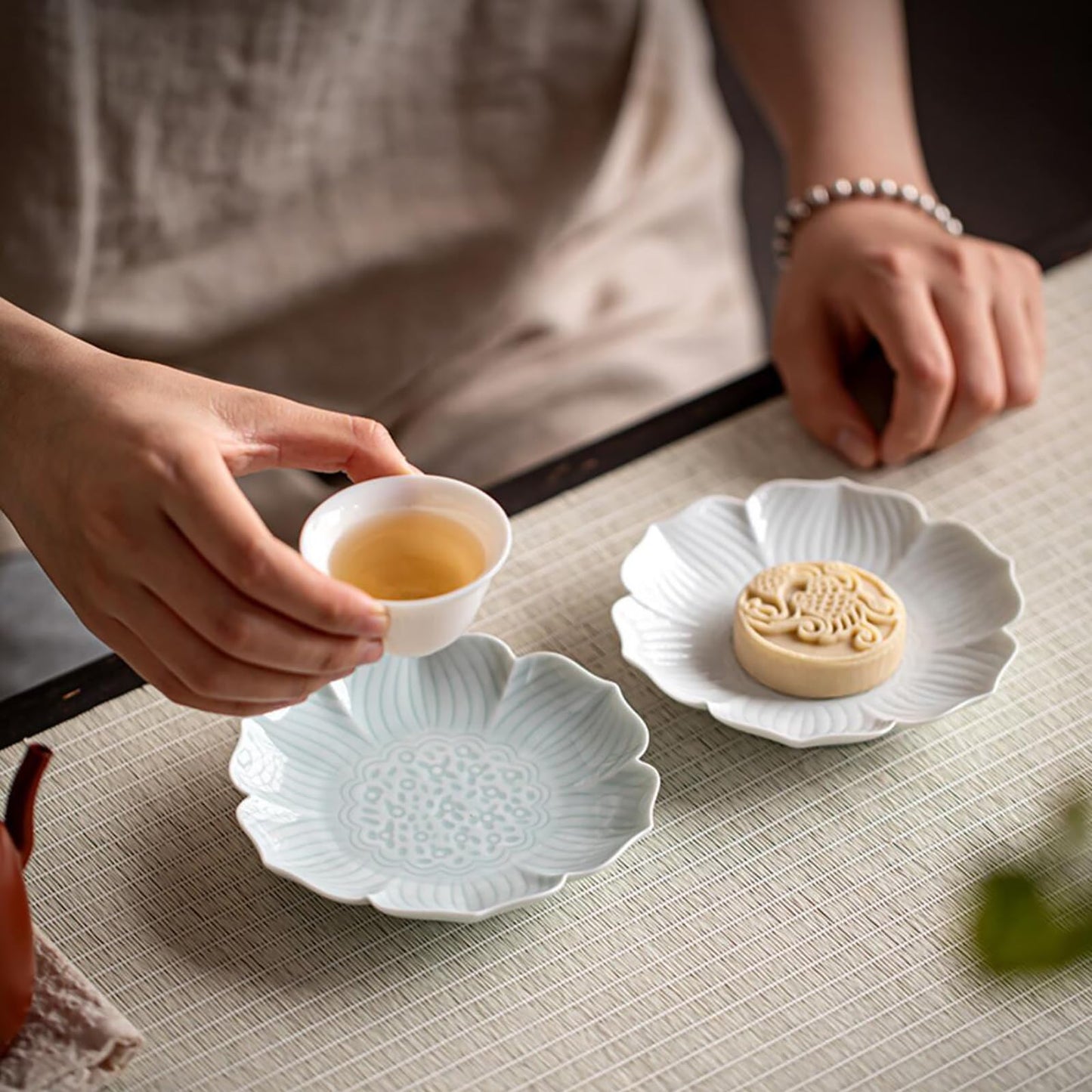 Gaolinci Zen Ceramic Lotus Shaped Appetizer and Dessert Plates (Set of 4)