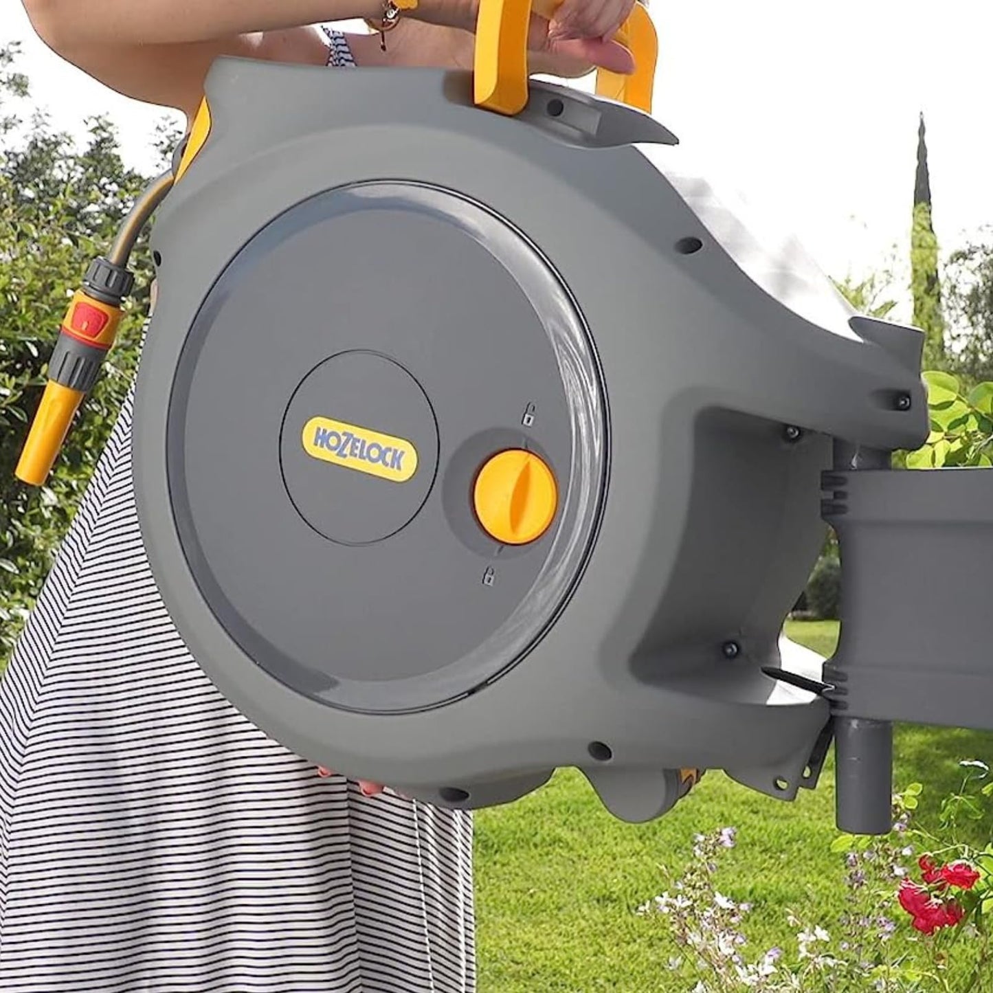 HOZELOCK - Auto Reel Wall-mounted 40m: Easy to Install, Child-lock, Auto-rewind, Ready-to-use with Nozzle, Fittings, Hozelock Hose and Accessories Included 5 Year Guarantee* [2595R8000]