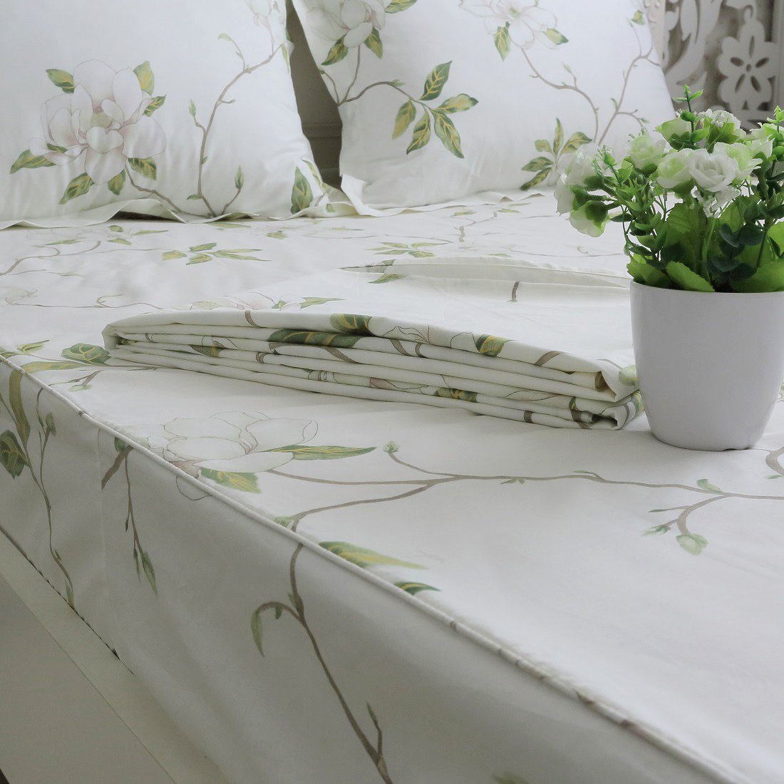FADFAY Floral 4 Piece Bed Sheet Set 100% Cotton Deep Pocket (Queen, Rainkissed Leaves)