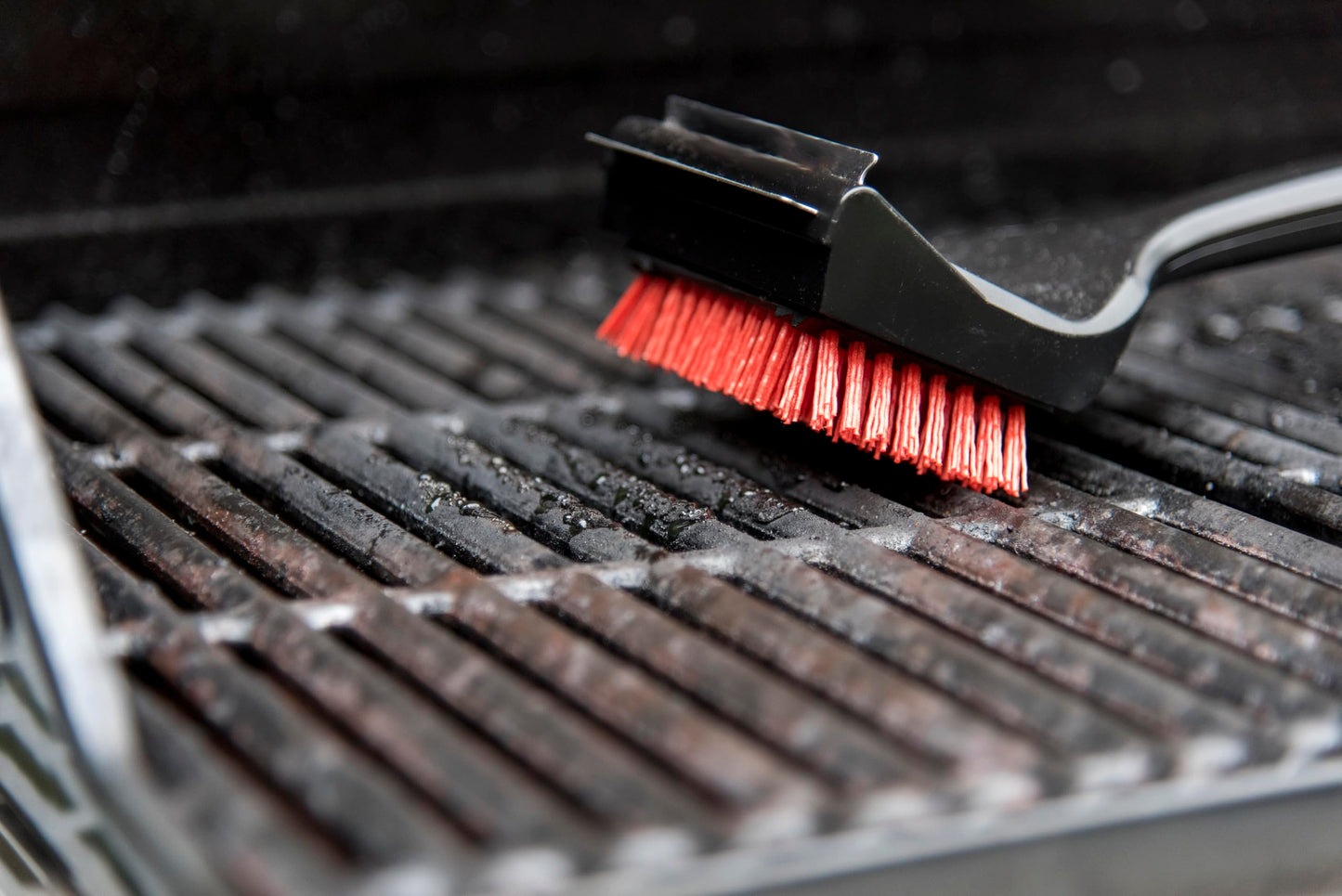 Char-Broil 140533 - 2-in-1 "Cool-Clean" Grill Cleaning Brush and Scraper, Black, 7.5 x 10 x 44 cm