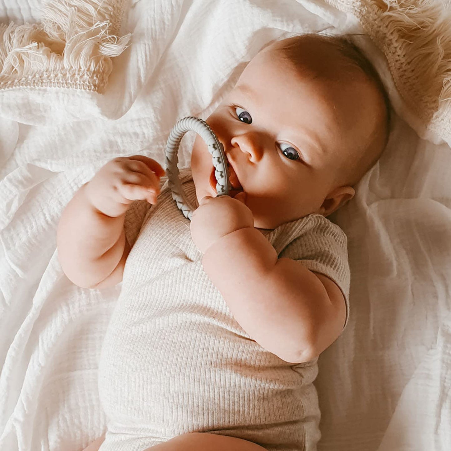 Silicone Teether Bracelet, Soft Silicone Teether Rings with Organic Featuring Multiple Raised Textures to Soothe Gums, Food Grade Silicone, BPA & Phthalate