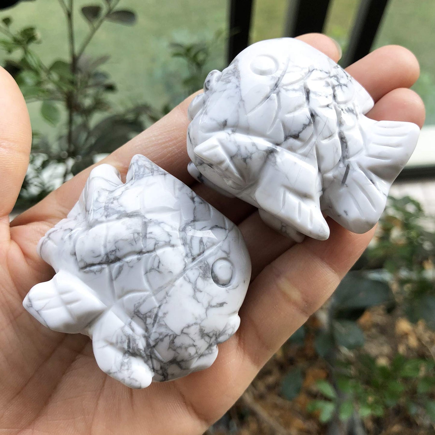 Fekuar Hand Carved White Howlite Turquoise Fish Figurine, Healing Crystal Animal Statue Pocket Stone Reiki Home Decoration Fengshui Sculpture 2 Inches