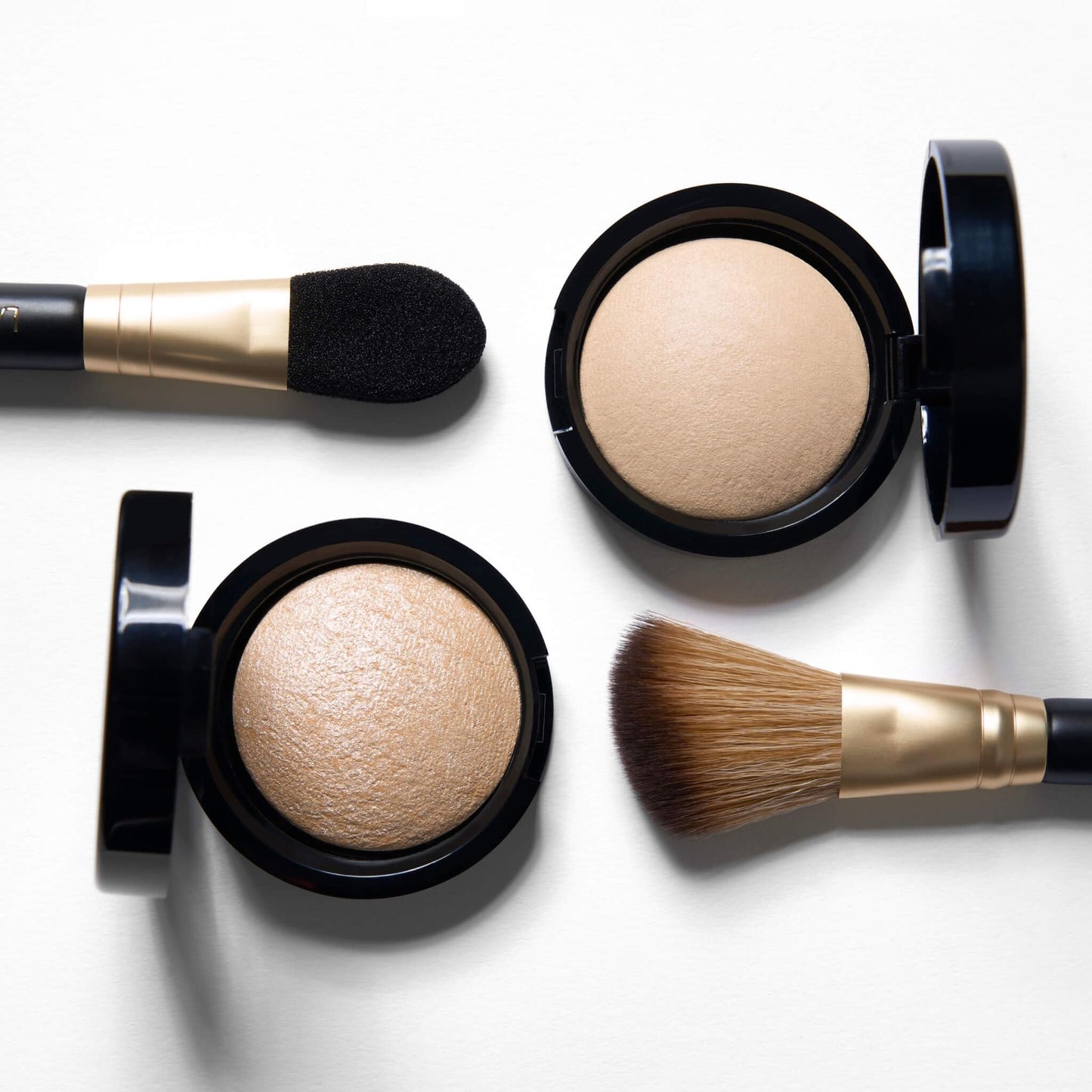 LAURA GELLER NEW YORK Retractable Black Kabuki Brush for Liquid, Cream and Powder Face Makeup With Aluminum Handle