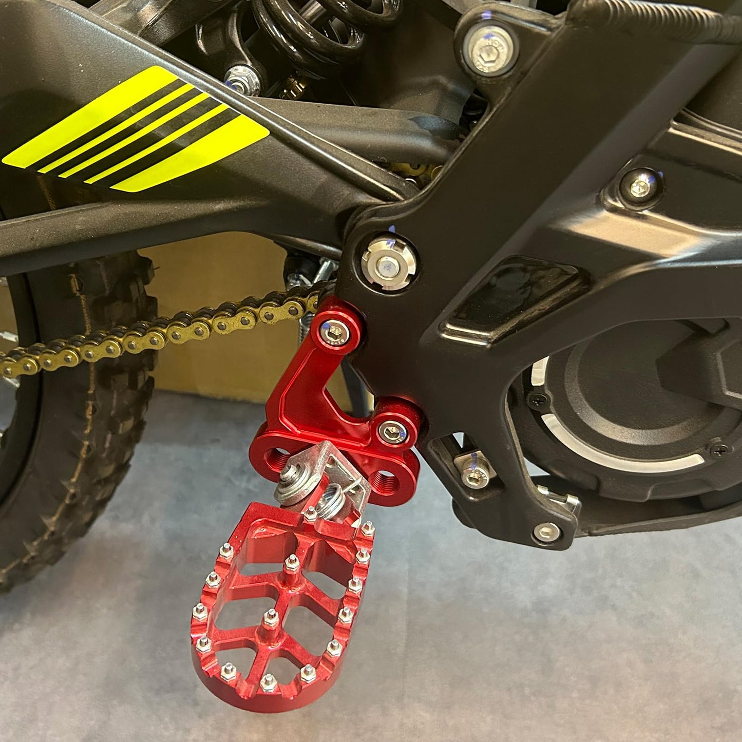 LKV Surron Peg Bracket for Sur Ron Light Bee X/S, CNC Aluminum Foot Peg Mount Pedal Support for Electric Dirt Bike, Heavy Duty Footrest Replacement (Red)