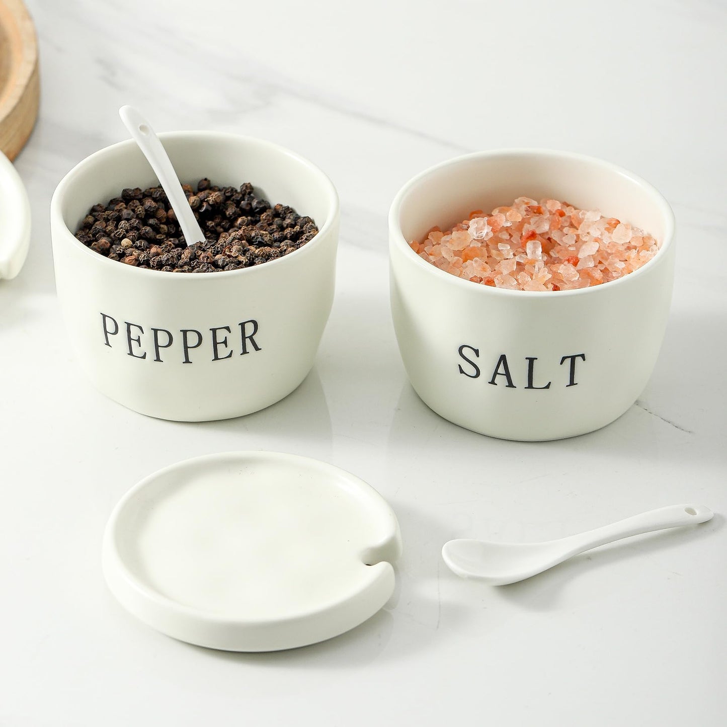 Howise 2 Pack Salt and Pepper Bowls Set, Ceramic Salt and Pepper Containers with Lid and Spoon, White Salt Pepper Holder Set, Salt Box Dish with Lid Easy to clean