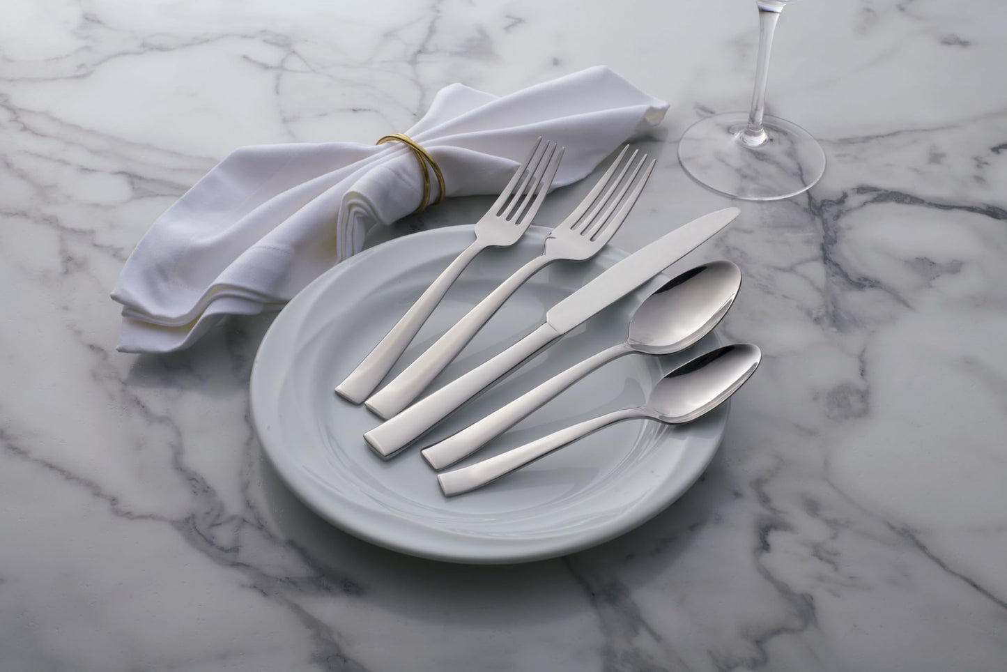 Oneida Silverware Set, Monolith 20-Piece Everyday Flatware Set, Service For 4, 18/0 Stainless Steel, Knives Spoons And Forks Sets, Dishwasher Safe, Home And Kitchen Utensils (Silver, 20 Piece)