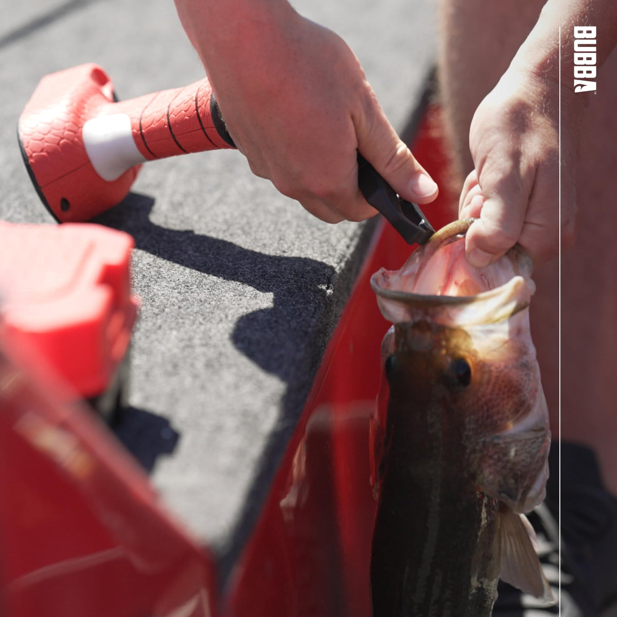 BUBBA Smart Fish Scale -Tournament Fishing Tool - Built in Fish Clip and Hook - 2 Modes, Digital Screen, 60lb Limit