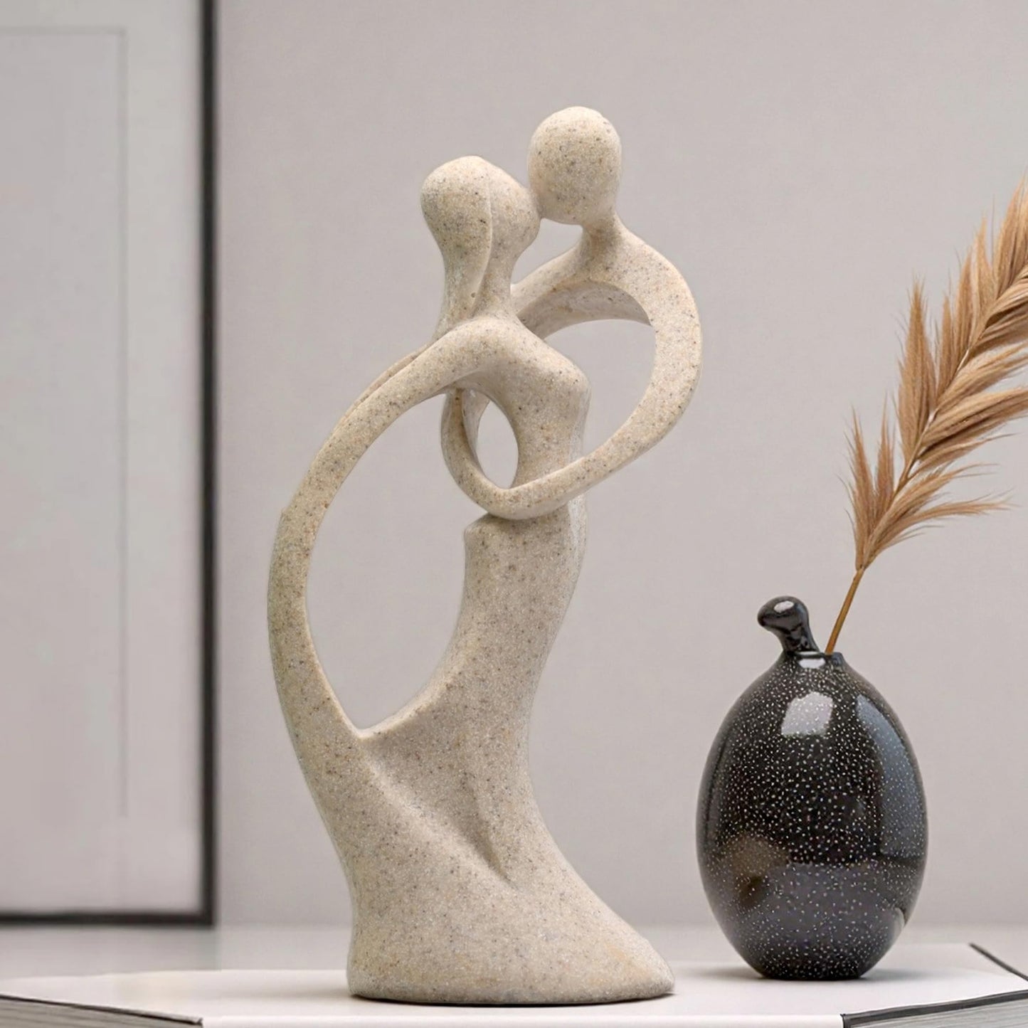 OWADAR Modern Abstract Couple Statue, Kissing Lovers Sculpture Figurine for Home Decor Living Room Bedroom Bookshelf Office, Gift for Wedding Anniversaries, Love Decor Ornament for Couple Valentines