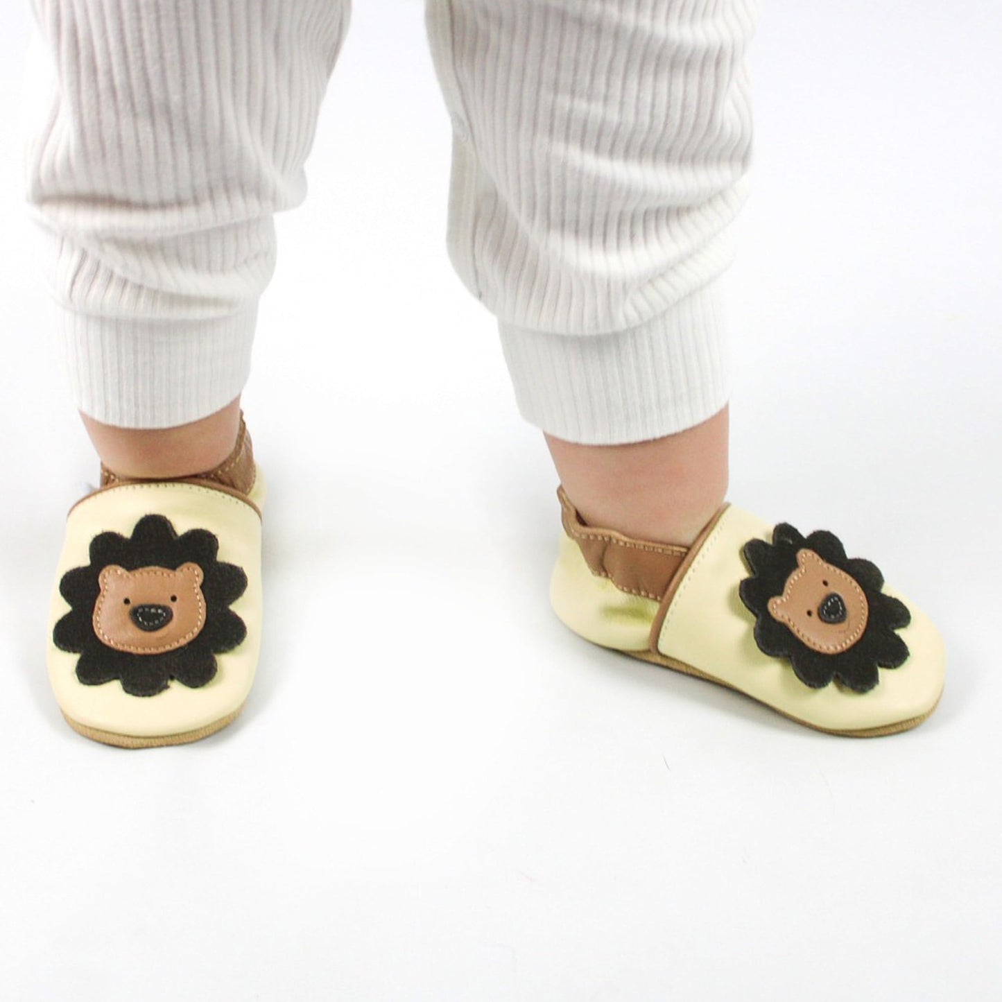 Dotty Fish Unisex Baby & Kids Soft Leather Barefoot Shoes – Boys & Girls, Animal Designs, Non-Slip Soft Soles, Lightweight, Flexible, Elasticated Ankles, Podiatry Approved – Cream Lion 12-18 Months