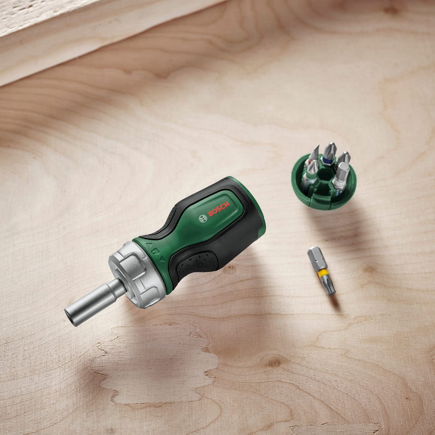 Bosch Stubby Ratchet Screwdriver with 6 Bits (Compact High-Torque Ratchet Screwdriver for Powerful Fastening; 6 Bits Included; Ergonomic; Magnetic Bit Holder)