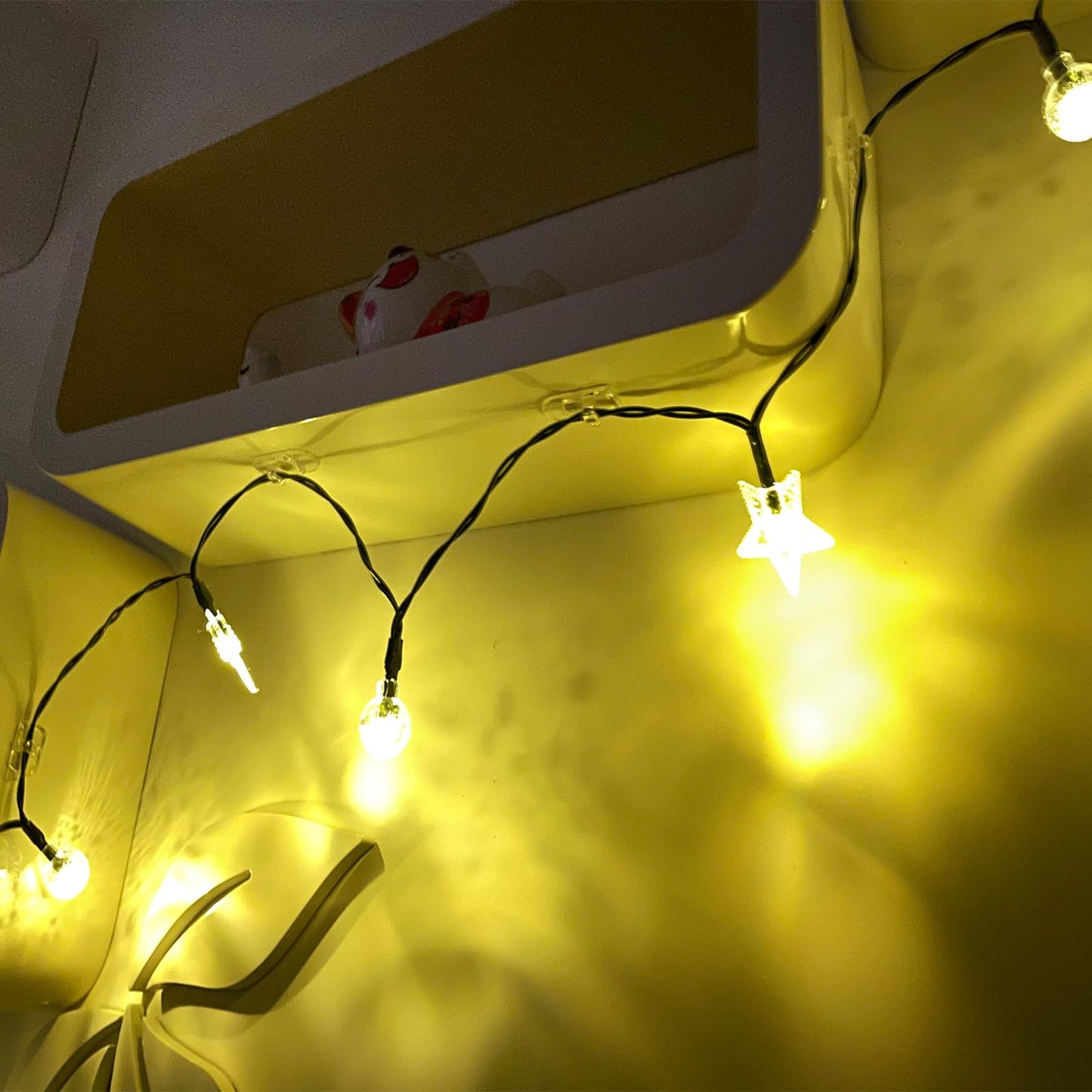 CARAINBO Indoor Mini Light Clips,240 Clear Clips and 270 Removable Strips, Damage Free Hanging Light Clips for Christmas Decoration, Wall Clips for Intdoor Lights and Cables, Cord Holders