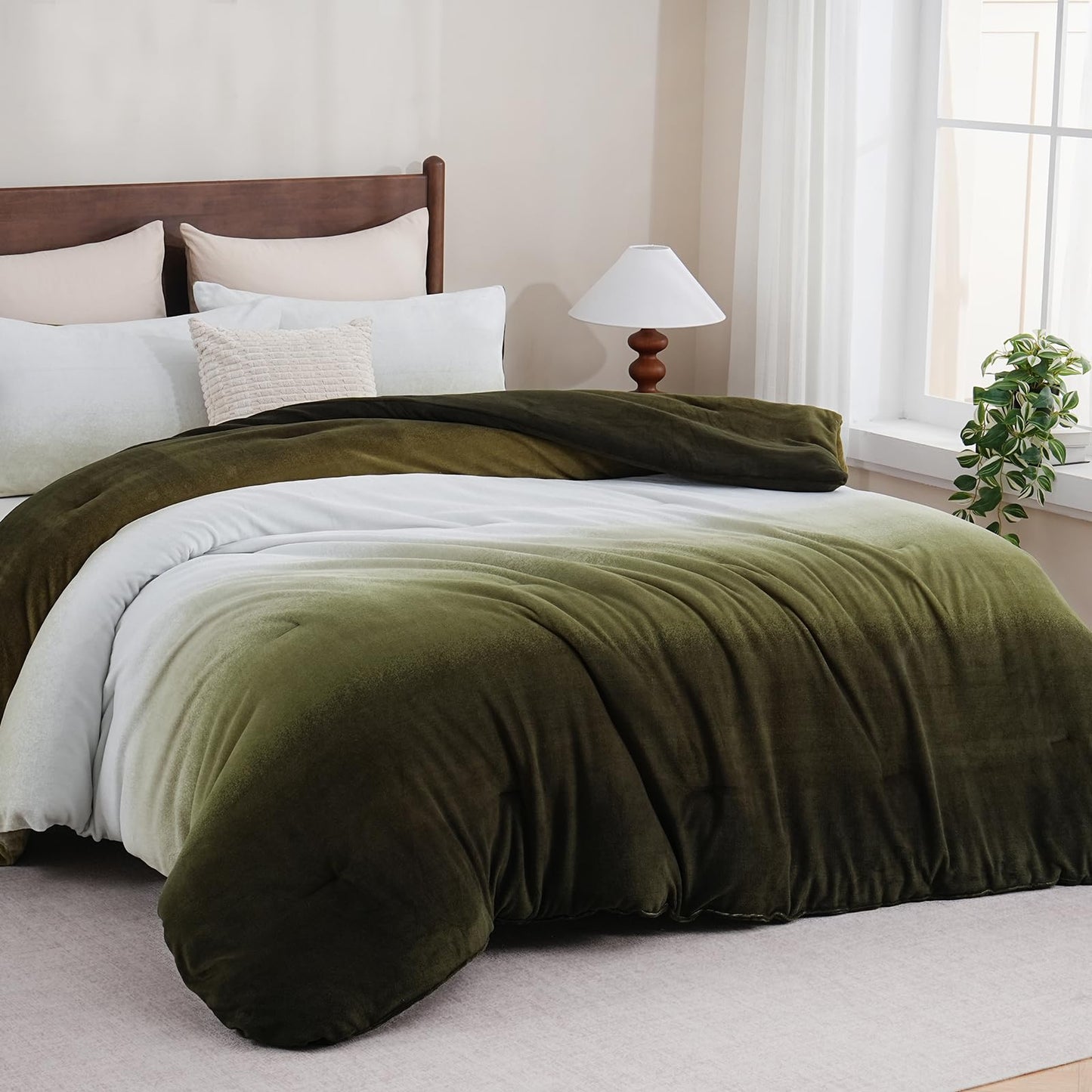 Bedbay Ombre Green Plush Fleece Comforter Set King Ultra Soft Velvety Bedding for Winter Thick Warm Cozy Gradient Quilt Set 3 Pcs All Season Fluffy Velvet King Bed Set with 2 Pillowcases